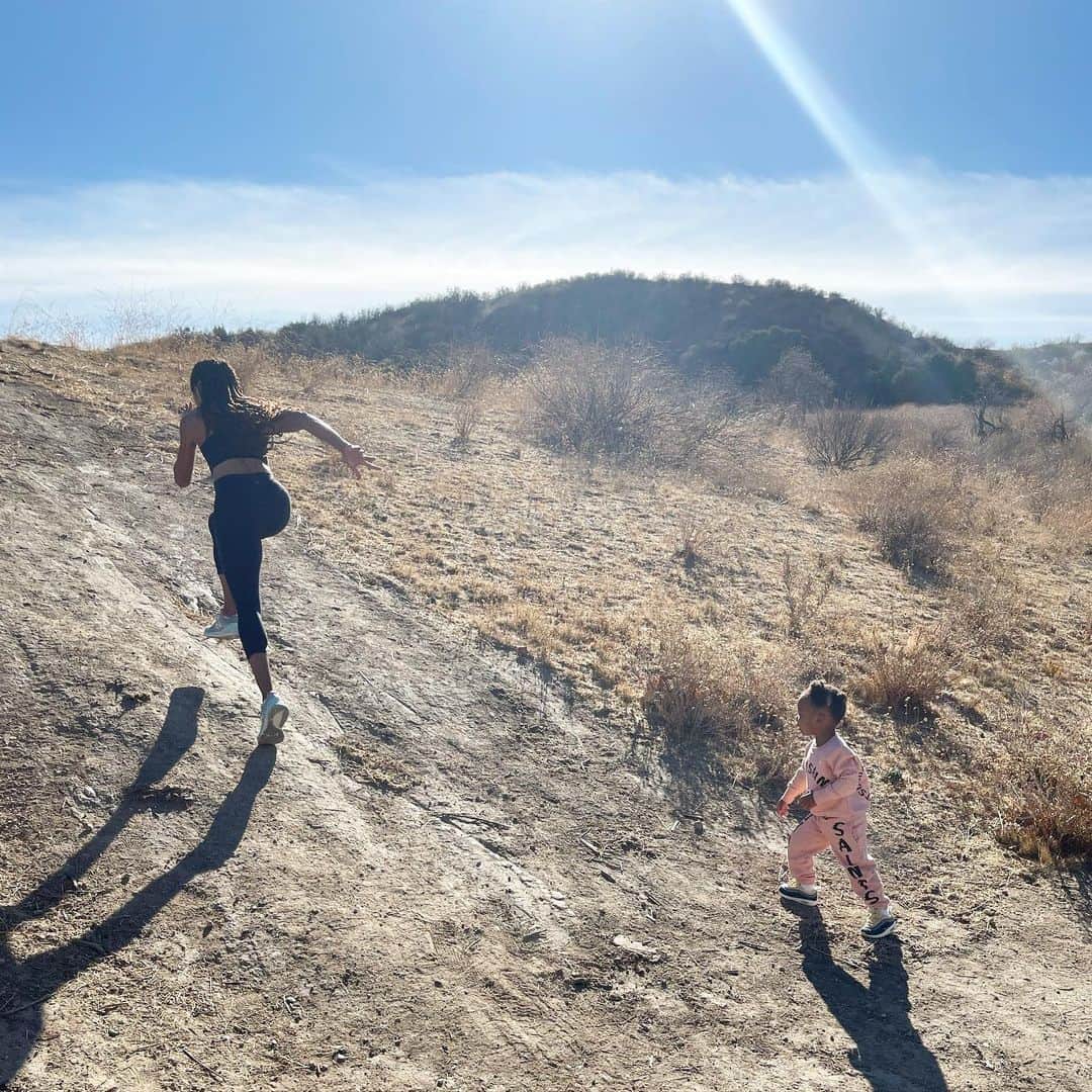 アリソン・フェリックスのインスタグラム：「watchin mama work🏃🏽‍♀️💨」