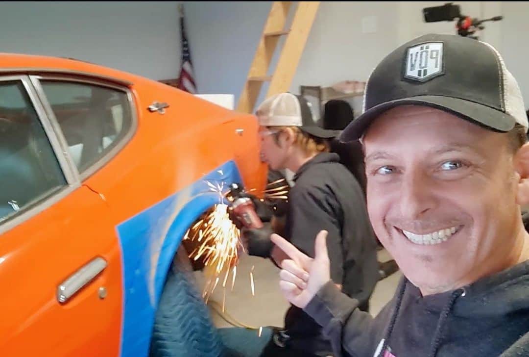 スティーブのインスタグラム：「Slicing up the rear quarters on the bosozoku 240z project in today’s video with @interactiveautomotive and @banzairacing  族車フェアレディZは間も無く！今日の動画をチェック❣️」