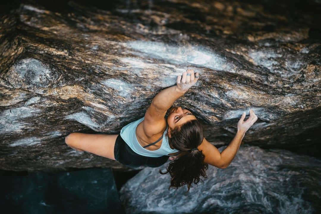 ブルック・ラバウトゥーのインスタグラム：「I’ve been training hard lately for some upcoming climbing trips! Reminiscing on an amazing summer at the park! Video full of sends from this summer with @nataliaclimbs coming soon👀🤗 • 📸: Nuthin but Sunshine V13/8B @jess_talley @jonglassberg @louderthan11」