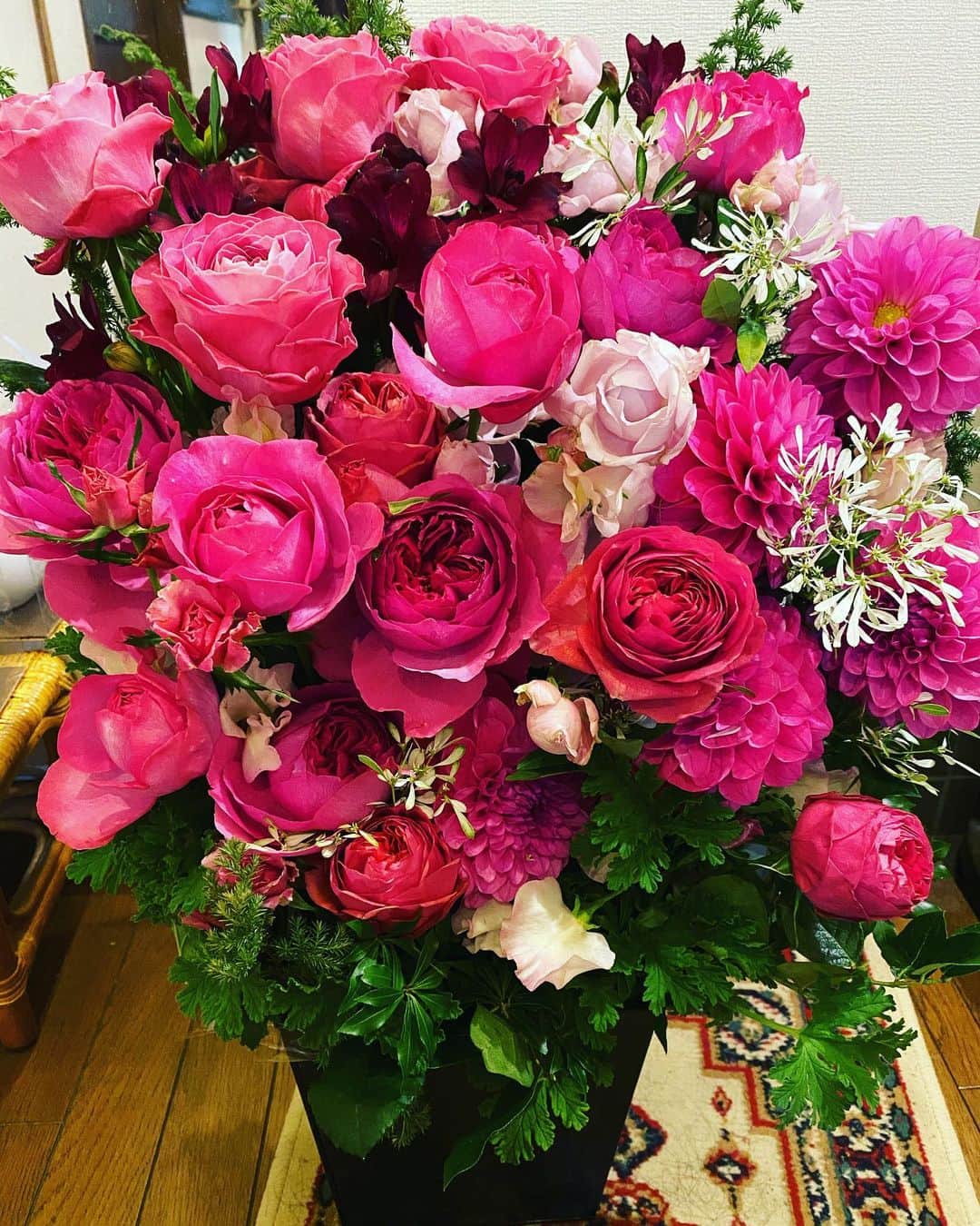 上野水香さんのインスタグラム写真 - (上野水香Instagram)「Thank you ーーーー😭💕💕💕 お祝いの気持ちをいただくって、何と嬉しいのでしょうか。。 私を喜ばせようとサプライズしてくれるみんな、大好きです😘 みんなありがとうございます。メッセージもうれしく読んでいます💕  さてと、、いくつになったんだったかな。😂笑」12月23日 7時39分 - mizukaueno