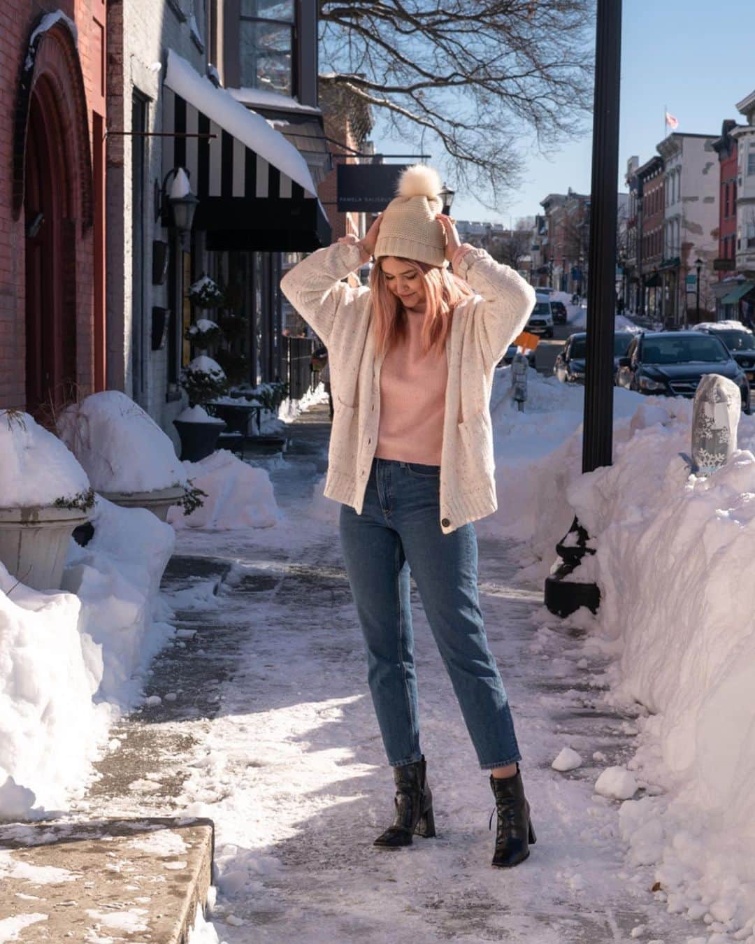 リズ・チェルカソワのインスタグラム：「This year has been one of complete and total upheaval. From the pandemic to my move to upstate New York, I have found myself in completely unexpected situations. The silver lining through all of this has been the family I have found in my new community. I feel immense gratitude for the kind, generous people who have allowed me to create a new home for myself, while allowing me to explore what is truly important to me. One of my new focuses has been finding ways to minimize my impact on our planet. As someone who uses personal style as a form of expression, it is extremely important for me to find brands that are committed to sustainability. Today I’ve partnered with Free Assembly, a Walmart Fashion brand that uses mostly organic cotton, techniques that reduce water waste, and LEED certified facilities when producing their denim.  Not only is Free Assembly committed to sustainability, but the products are high quality and have an accessible price point. @WalmartFashion #ad #freeassembly http://liketk.it/34sef #liketkit @liketoknow.it」