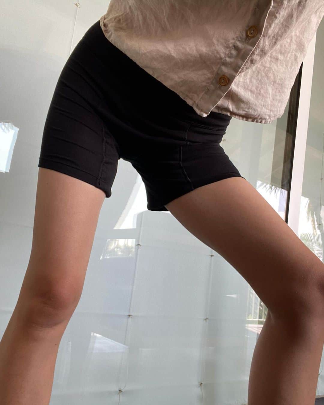 ブルックリン・デッカーのインスタグラム：「My noodle bod in @theperiodcompany shorts for the win. #alwaysbeflowin」