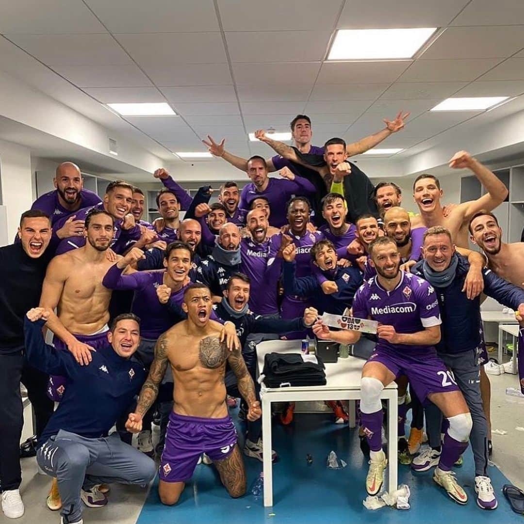 ダリオ・ダイネッリのインスタグラム：「VITTORIA !!!⚽️⚽️⚽️💜💜💜 #questaèfirenze」