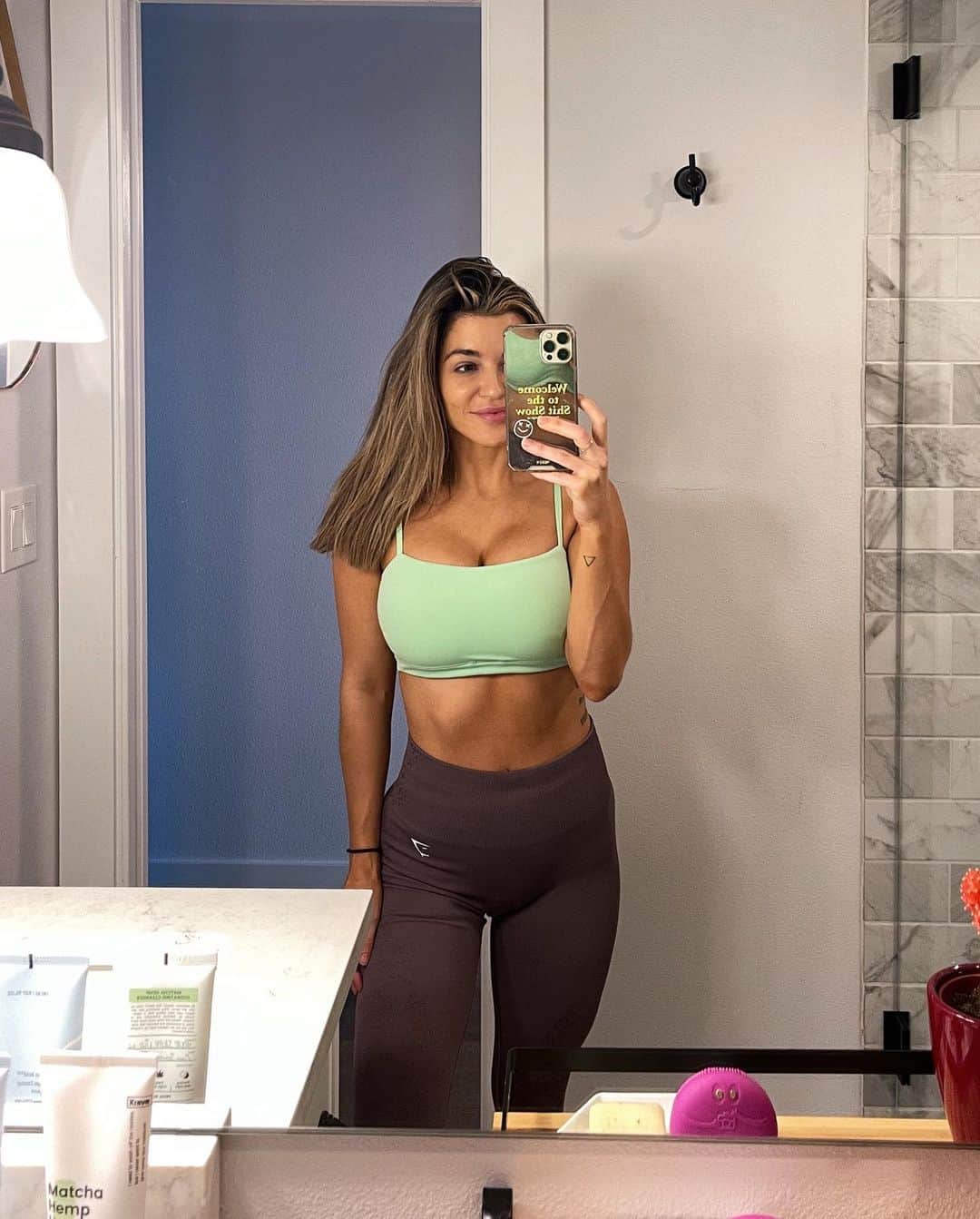 Nikki Blackketterのインスタグラム：「✨Tuesday Home Workout✨🥰 THREE DAYS UNTIL CHRISTMAS, can you believe 2020 is almost over?? What a shitshow it has been lol — BUT WE HERE, still taking things one day at a time 🙌👏🙏🏼💕 we got this This has been my go-to kind of workout this season? I guess, haha —quick, painful, circuit style! I like to think of it as “just rip-off-the-band-aid-and-get-it-over-with” and things like this always kick my heart rate up and get me feeling good for the day 🥰 enjoy the tasteful Maximus interruptions throughout, lol ✨step up into reverse lunge ✨mat jumps ✨lateral band walks ✨ball clean and slam Do each for 1 min with 20 sec breaks or 10-15 rep range Repeat circuit 4 times, donezo  Wearing @gymshark bandeau bra and studio leggings! ✨ Band: @suzie_kb」