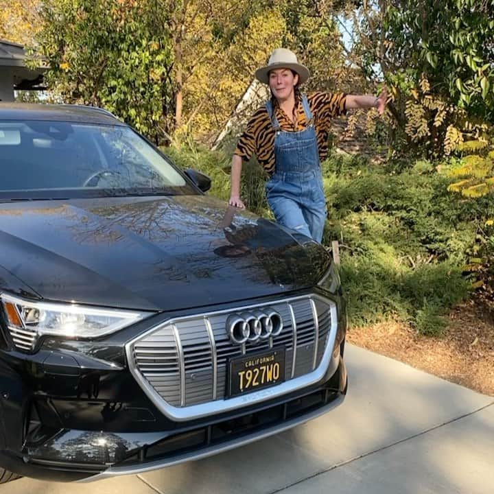 レナ・ヘディのインスタグラム：「Thanks @audi for the sweet earth saving ride #audietron #audiambassador 🐋☀️😉👌☘️🌿🌱🌳🌎💥」