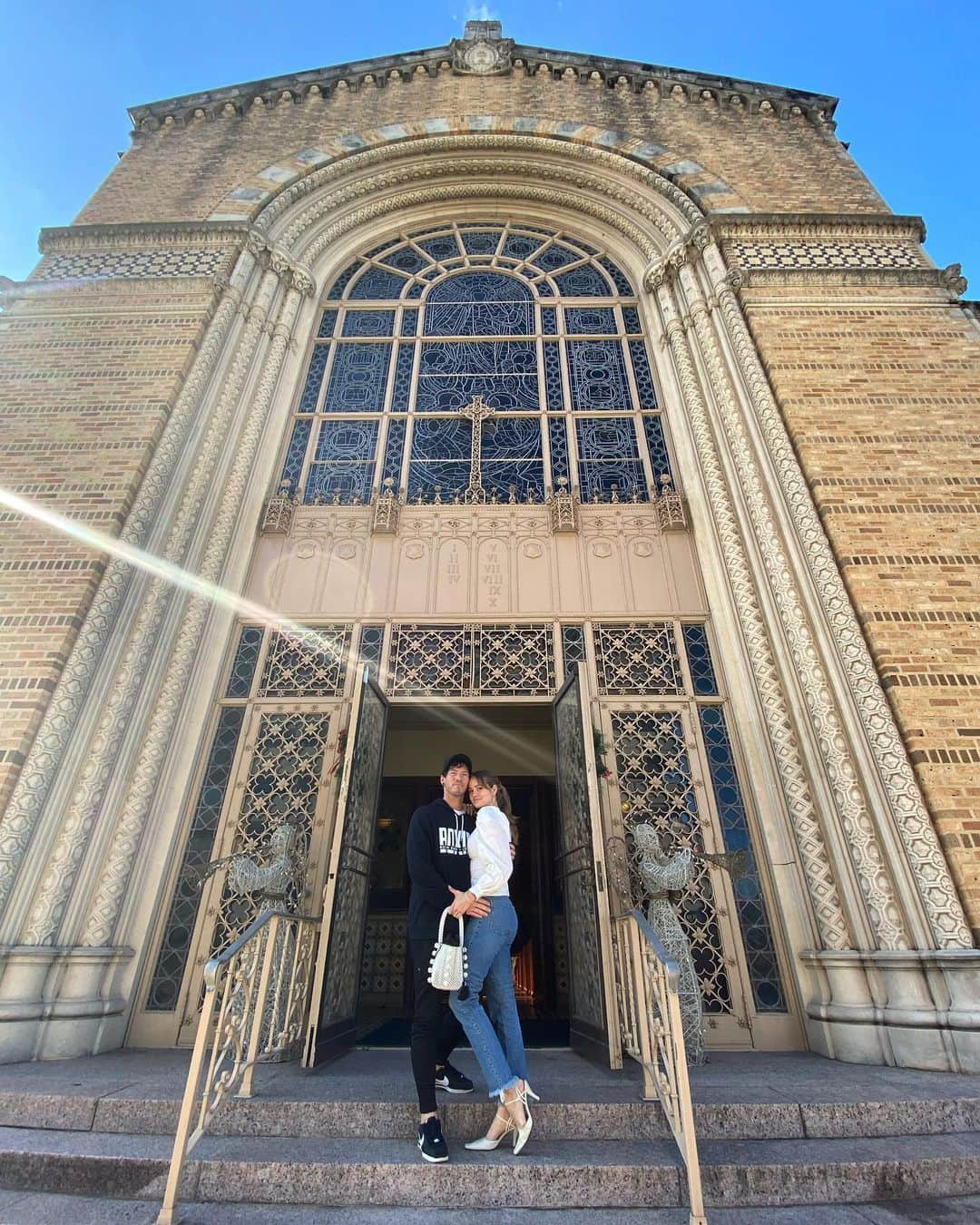 デビー・ライアンさんのインスタグラム写真 - (デビー・ライアンInstagram)「This time last year, we were like “should we just like get married?” then saw and locked in this church, filed our marriage certificate, landed my dream dress, got stuff for our party to wear and nailed the food down.. and hit up our friends about celebrating New Year’s Eve in Austin 😇」12月23日 8時07分 - debbyryan