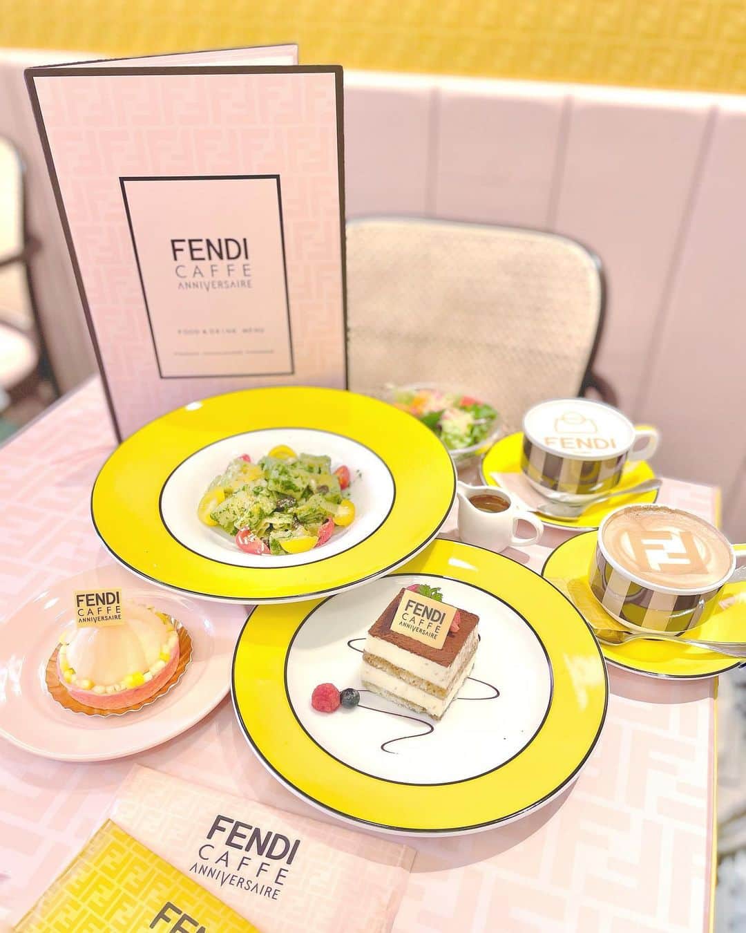 のインスタグラム：「・ ・ 𝐅𝐄𝐍𝐃𝐈 𝐂𝐀𝐅𝐄 𝐛𝐲 𝐀𝐍𝐍𝐈𝐕𝐄𝐑𝐒𝐀𝐈𝐑𝐄 💒💛 ・ 🍝 爽やかなレモンバジルのジェノヴェーゼ 2,200円 🍰タルト・セゾン 800円 🍰ティラミス 1,500円 ☕️カプチーノ・カフェラテ 1,000円 ・ 頼んだメニューはこんな感じっ👶🏻♥*+. 特にティラミスが美味しかった~♡ ・ 📍東京都港区北青山3丁目5-30 11:00～20:00（12月19日、20日、24日〜26日は22:00まで） ・ #fendiカフェ #フェンディカフェ #表参道カフェ  #fendi #fendicafe #期間限定スイーツ #東京カフェ」