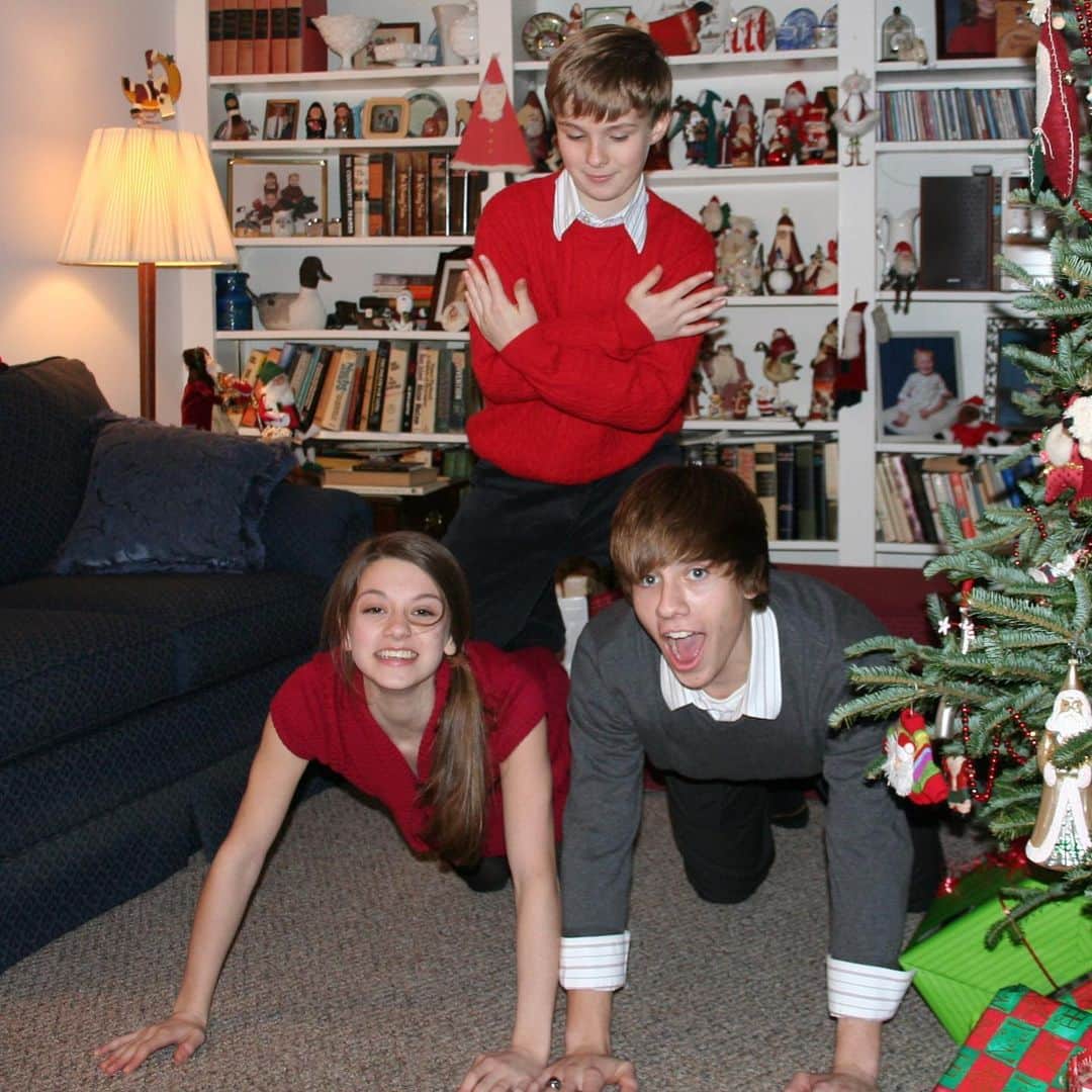 ケイトリン・ホワイエクのインスタグラム：「After a while my back couldn’t take the 6ft younger brother’s growth spurt so we had to pull that uno reverse card. 🔄🎄 . . Missing being home a little (a lot) extra right now. Everybody hug your family a little tighter for me ❤️」