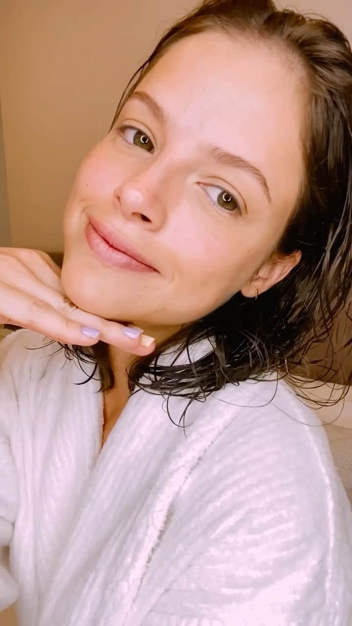 のインスタグラム：「Vcs já conhecem o poder preenchedor do ácido hialurônico puro? @lorealparis já! Por isso lançou Água Micelar Hialurônico e Revitalift Hialurônico Sérum Preenchedor. Eles foram adaptados para todas as idades e todos os tipo de pele. São super seguros, não mancham a pele, não fazem a pele ficar sensível ao sol e os dois hidratam profundamente. São os meus mais novos queridinhos que já fazem parte da minha rotina! ♥️✨ #águamicelarhialurônico #revitalifthialurônico #publi」