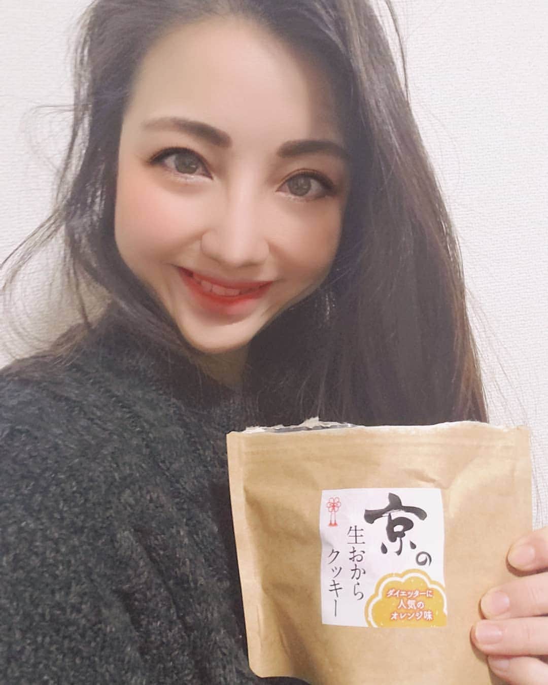 Hiromi Tomiiさんのインスタグラム写真 - (Hiromi TomiiInstagram)「おはよん😊 @ouka_web  . . #京の生おからクッキー  置き換えダイエット😊 . . おからに含まれる糖質の量は小麦粉より低くて、小麦粉を減らしておからを使うことで低糖質のクッキーに仕上がっているんだって😊 オレンジの香りに含まれるリモネンは神経をリラックスさせる効果、脳をシャキッと覚醒させる効果があるそうだよん😊 . .  さくさくしてて美味しいし、 ヘルシーだから罪悪感がないよね😊 オレンジピールの香りがよい😊 #桜華 の京の生おからクッキー購入はこちら→https://www.ouka-web.net/i/2701」  . . .」12月23日 8時04分 - hiromi.tomii