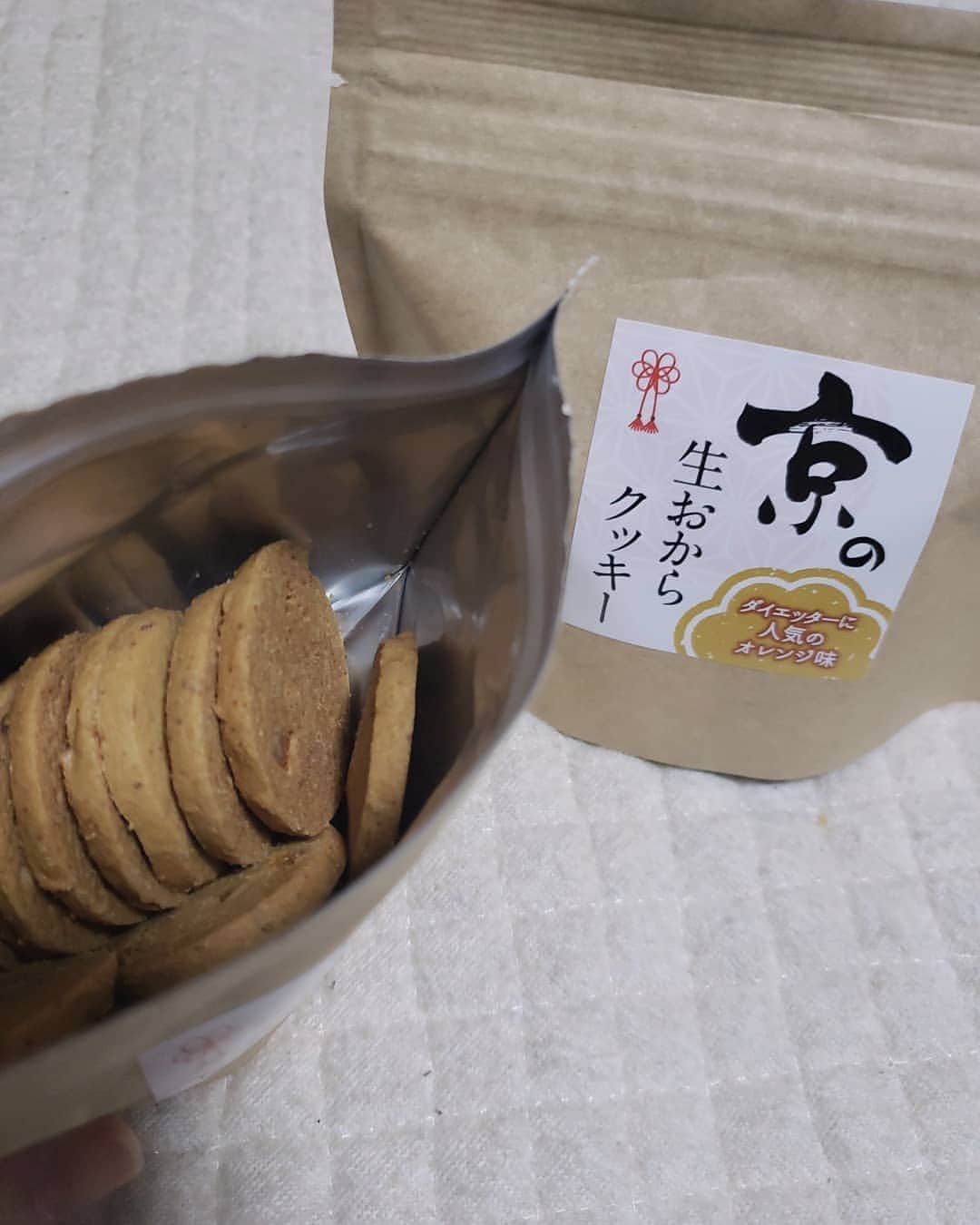 Hiromi Tomiiさんのインスタグラム写真 - (Hiromi TomiiInstagram)「おはよん😊 @ouka_web  . . #京の生おからクッキー  置き換えダイエット😊 . . おからに含まれる糖質の量は小麦粉より低くて、小麦粉を減らしておからを使うことで低糖質のクッキーに仕上がっているんだって😊 オレンジの香りに含まれるリモネンは神経をリラックスさせる効果、脳をシャキッと覚醒させる効果があるそうだよん😊 . .  さくさくしてて美味しいし、 ヘルシーだから罪悪感がないよね😊 オレンジピールの香りがよい😊 #桜華 の京の生おからクッキー購入はこちら→https://www.ouka-web.net/i/2701」  . . .」12月23日 8時04分 - hiromi.tomii