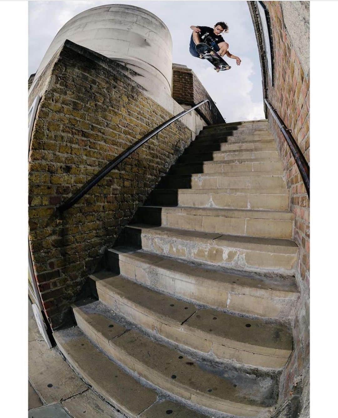 カーハートのインスタグラム：「Our skate team earlier this year in London while filming for the upcoming full length video. See the full article in @freeskatemag issue 33. Shot by @samuelashley   #CarharttWIP #carharttwipskateboarding」