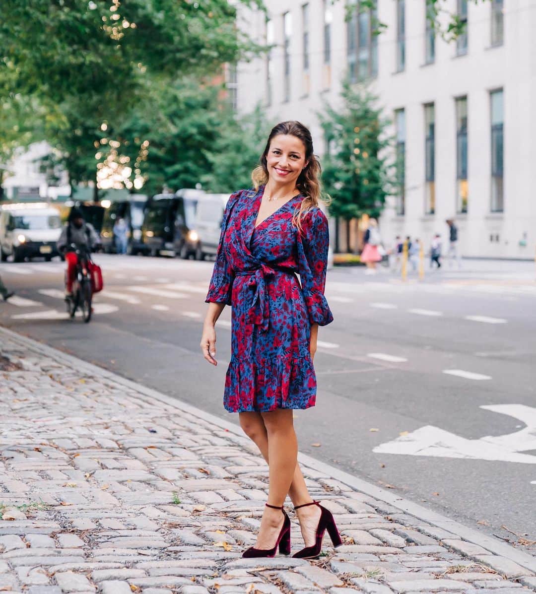 のインスタグラム：「Meet Catherine, a wrap dress without the fuss. This silhouette has a faux wrap draped detail and elastic at the waist for an easy fit. #shoshanna #wrapdress #floral #nyc」