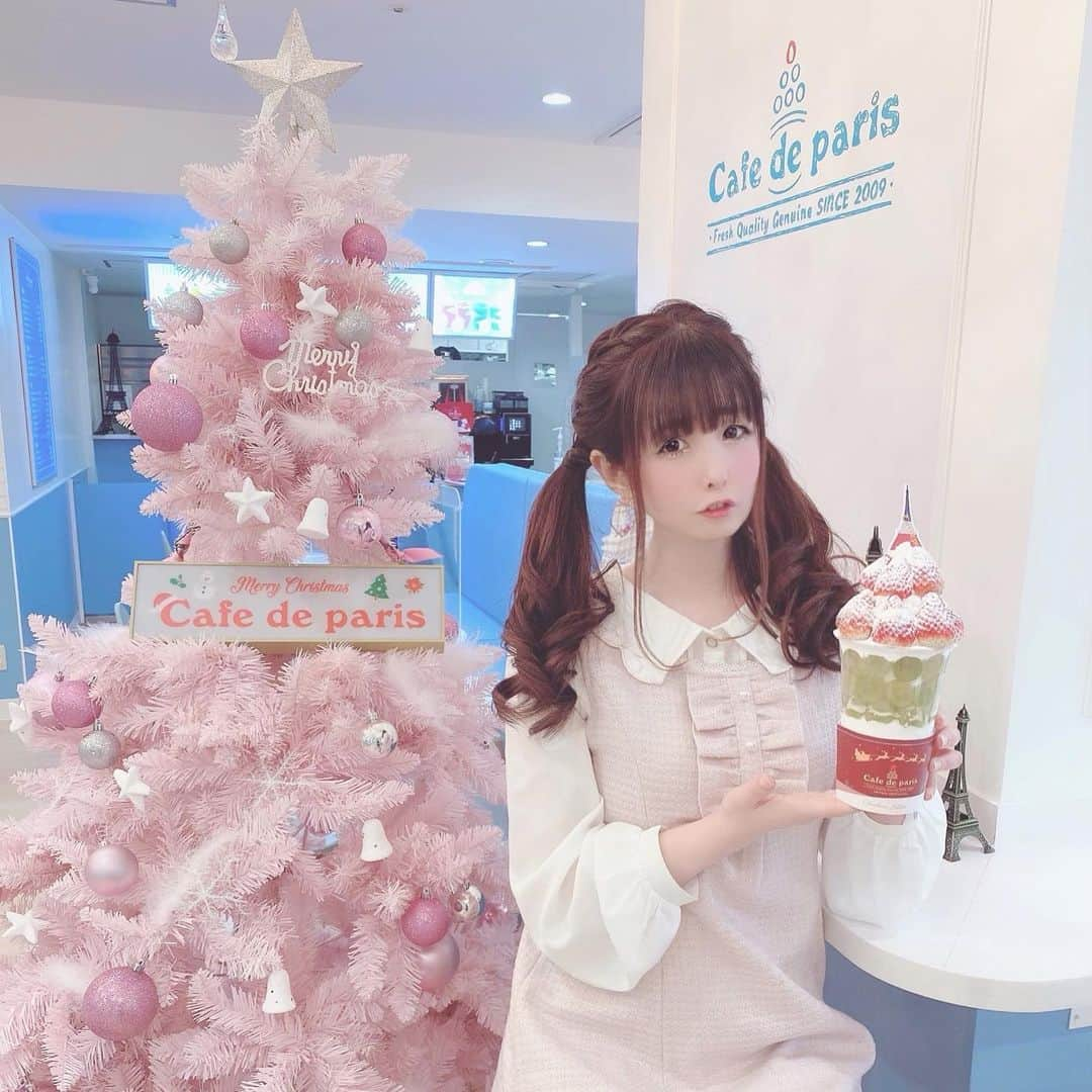 伊藤芽衣さんのインスタグラム写真 - (伊藤芽衣Instagram)「公認インスタグラマーを﻿ させていただいている﻿ Cafe de paris ﻿ ラフォーレ原宿店さん♡﻿ （@cafedeparis_japan ）﻿ ﻿ 今年も﻿ 絶対食べたいと思っていた﻿ クリスマス限定ボンボン🎄﻿ ﻿ ぎりぎりになってしまったけれど﻿ お邪魔できました…♡﻿ ﻿ おっきないちご🍓のしたには﻿ 青ぶどうがしきつめられている﻿ 最強♡ダブルのしあわせ！﻿ ﻿ カフェドパリさんのホイップは﻿ 甘すぎないヨーグルトホイップで﻿ ほんとにおいしいから﻿ このボリュームでもぺろり♡﻿ ﻿ この豪華な組み合わせは﻿ 25日までの限定メニュー♡﻿ ﻿ 今年も食べられて﻿ うれしいです🥺♡﻿ ﻿ ♡♡♡♡♡﻿ ﻿ #カフェドパリ #cafedeparis ﻿ #カフェドパリ公認インスタグラマー﻿ #カフェドパリ原宿店 #カフェドパリジャパン﻿ #韓国スイーツ #スイーツ女子 #スイーツ部﻿ #原宿カフェ #ラフォーレ原宿﻿ #フルーツボンボン #東京スイーツ ﻿ #フォトジェニックカフェ #いちごスイーツ ﻿ #クリスマス限定 #ガーリーコーデ﻿ #ロディスポット　#lodispotto」12月23日 8時16分 - itoumei