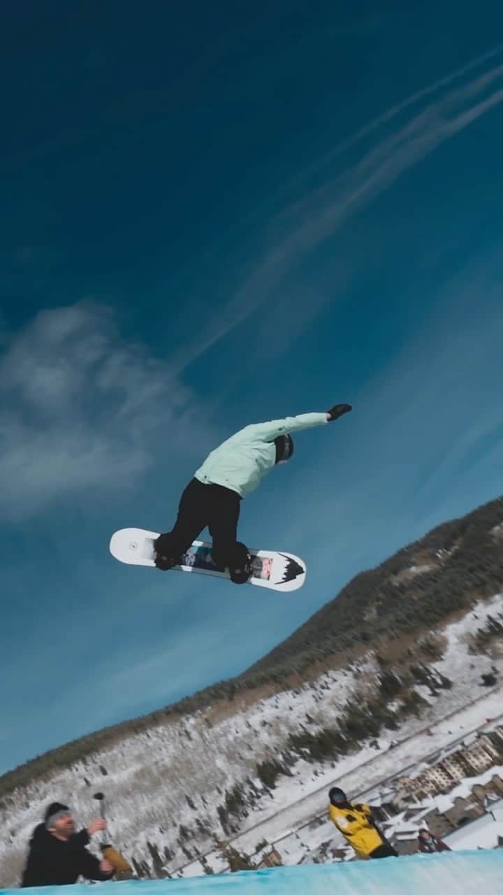アナログクロージングのインスタグラム：「The @woodwardcopper pipe is open and @brookedhondt is making the most of it  🎥: @colepates  #Burton #Snowboarding」