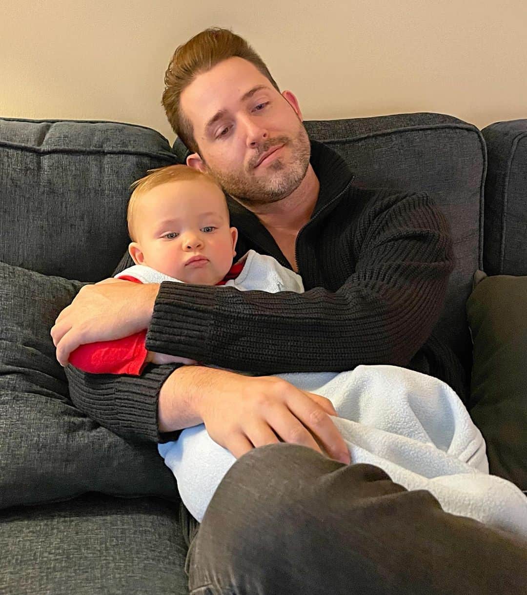 ジョシュア・デイビット・エバンスさんのインスタグラム写真 - (ジョシュア・デイビット・エバンスInstagram)「Last post from this cuddle session. I totally get it when parents say that it is indescribable when your kid just finds comfort being next to you. He ain’t my kid but I felt so peaceful just having my nephew want to hang with me after his nap.」12月23日 8時09分 - joshuadtown
