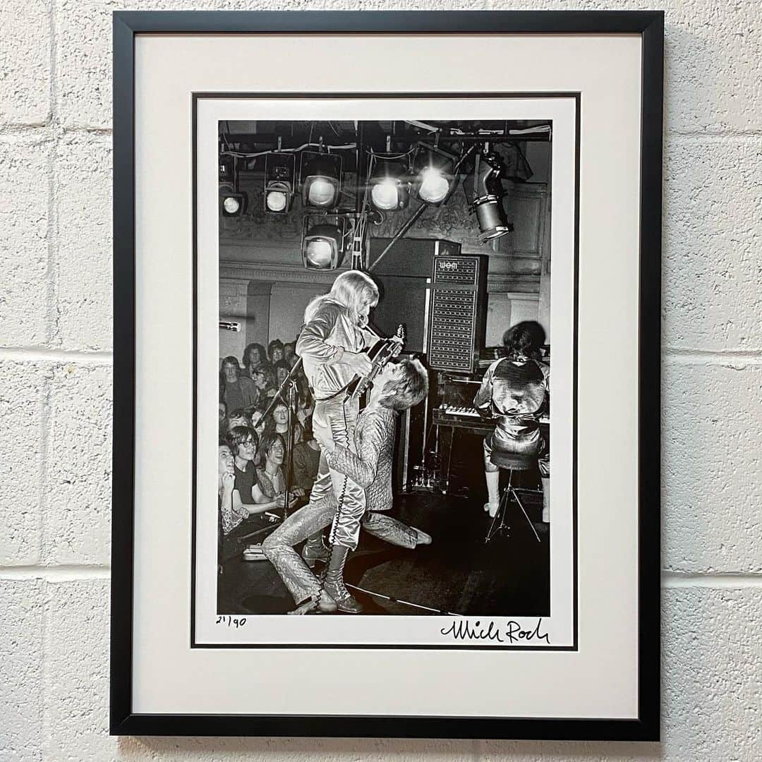 ニッキー・シックスさんのインスタグラム写真 - (ニッキー・シックスInstagram)「Thanks to Rocky over at @fullcircleframeworks for giving this amazing Bowie print signed and taken by @therealmickrock.  Gonna go in my songwriting area to keep me inspired.」12月23日 8時20分 - nikkisixxpixx