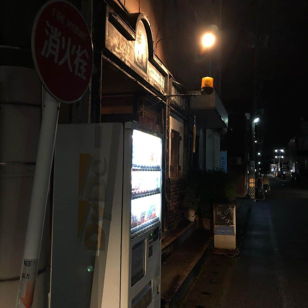 能町みね子さんのインスタグラム写真 - (能町みね子Instagram)「#喫茶メモ 三条市役所前 バンブー/ コーヒー村がやってなかったので、すでに燕市内歩きすぎてヘトヘトだったけど意地でここまで歩いた。喫茶店は「営業中」をランプの点灯で示すお店もあって(西日本に多い印象)、ここは新潟では珍しくそのランプがあるのですが、壊れているのか、黄色い布を下げています。歩き疲れた私は、幸せの黄色いハンカチ……！と思いました。「バナナの気持ち」も「おとぎの国」も気になりましたが、お腹が空いてたので焼きカレースパゲティ(だったかな？)を頼みました。」12月23日 8時20分 - nmcmnc