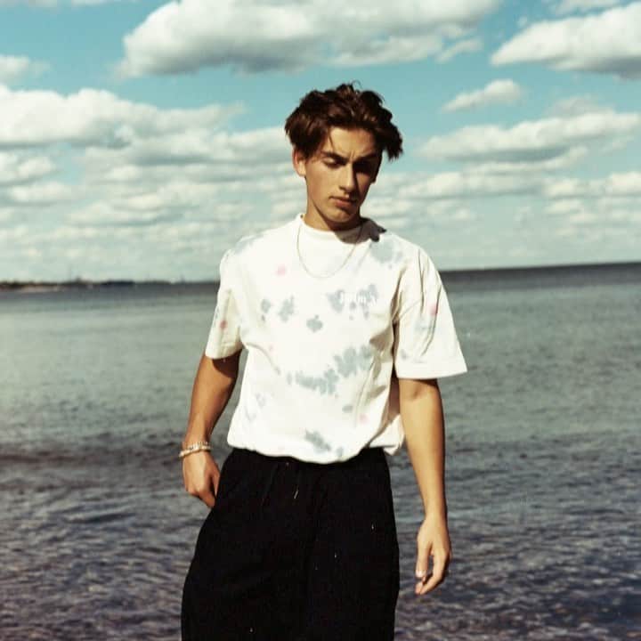 ジョニー・オーランドのインスタグラム：「just dropped an expanded version of the ep with a few remixes for you guys. merry christmas <3 #inroexpanded」