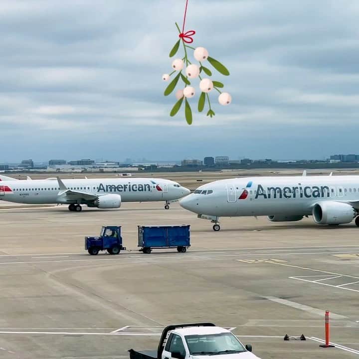 アメリカン航空のインスタグラム：「This #holiday season, #love is in the air … field. Watch out for the #mistletoe! Sound on. 💋」