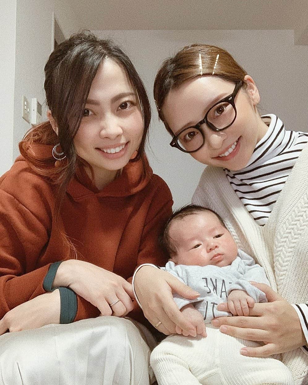 ayacasuのインスタグラム：「* * * ゆかちんが遊びにきてくれた〜🥰❤️ 久々に会えて嬉しかったよ🥺 お祝いありがとうね✨ 悠陽👶🏻の顔🤣🤣🤣 * ゆかがバージンロード歩く動画は今だに泣く🥲 夜な夜な見てはひとりで泣いてる。🤫 (ごめんきもくて笑) あやかもいつか結婚式するから 楽しみにしててね😌💍✨ * * * #friends#幼なじみ#主婦#出産祝い#出産報告#男の子ママ#男の子ベビー#赤ちゃんのいる生活#関西ママ#新米ママ#ママコーデ#ママリ#10月生まれベビー#令和2年ベビー#令和ベビー#ママファッション#ベビフル#地元#人妻#初ママ#妊婦#生後1ヶ月#親バカ部#子育てぐらむ#ベビスタグラム#ママスタグラム#成長記録」