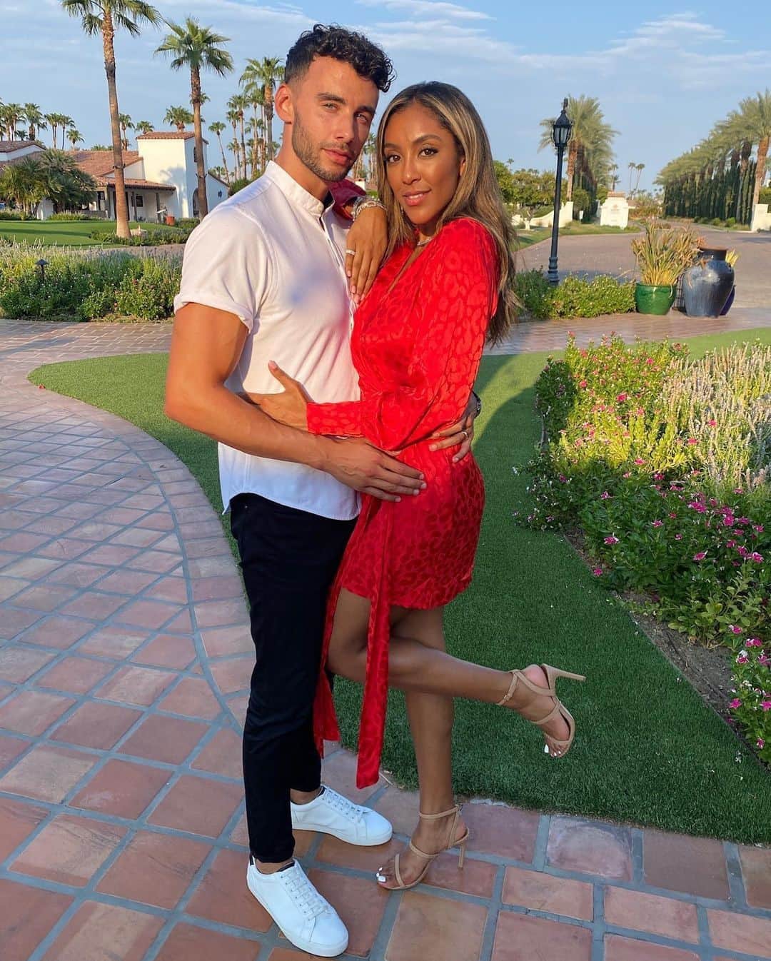 E! Onlineさんのインスタグラム写真 - (E! OnlineInstagram)「Following last night's self-elimination, #TheBachelorette's Brendan Morais is revealing why he decided to end his romance with Tayshia Adams. He tells all at the link in our bio. (📷: Instagram)」12月23日 8時31分 - enews