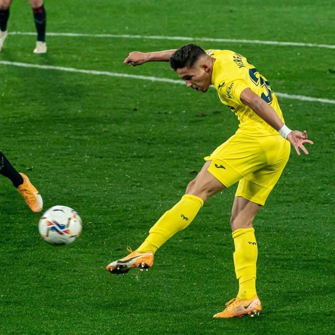 ビジャレアルCFのインスタグラム：「¡GO-LA-ZO 💥⚽️!  👉 @yeresantos10 👈 .  WHAT A GOAL💥⚽️!  👉 @yeresantos10 👈  #VillarrealAthletic #Villarreal #futbol #football #soccer #laliga」