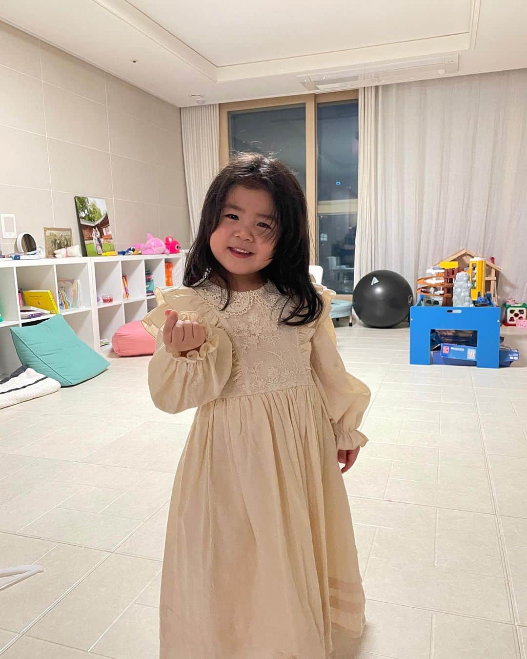 キム・ビヌさんのインスタグラム写真 - (キム・ビヌInstagram)「선물받은 드레스 입고 신이가 난 율탱구 흥녀 ❤️ 요즘 이 아이 하는 행동이 너무 귀여워서 매일을 웃습니다 😄  세상은 점점 각박해 지는 듯 하지만  우리 아이들이 살아갈 세상은 조금더 밝았으면 하는 🌻 #애미마음   웃으며 하루를 시작해 보아요 😉😀😄  #굿모닝 #내사랑전율  #내사랑전원 #내전부들 #오늘도화이팅」12月23日 8時37分 - binwoos