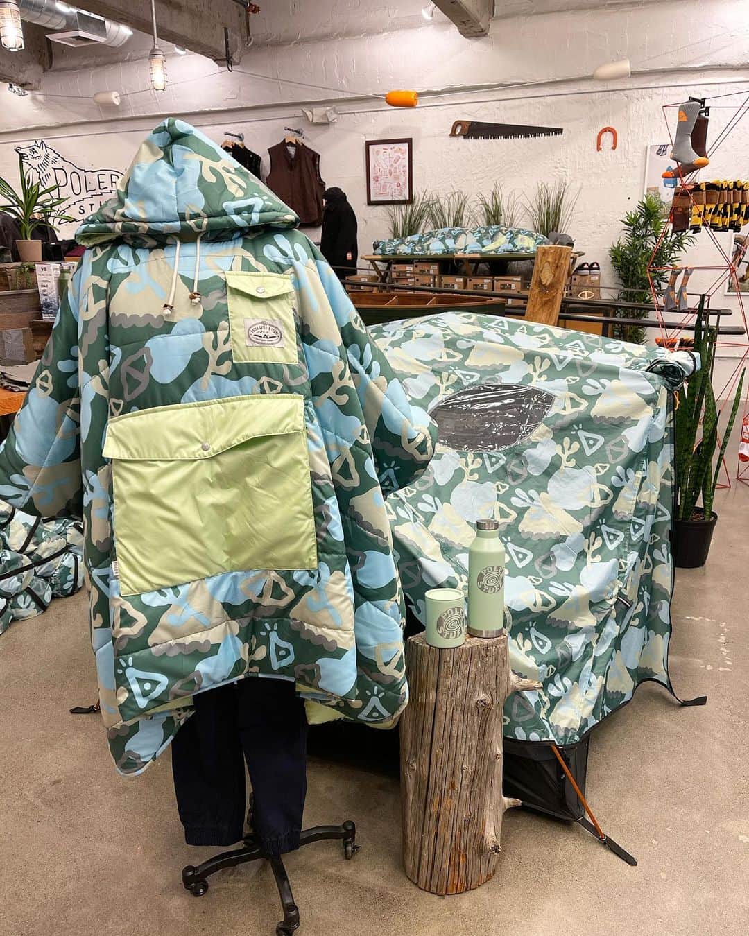 Poler Outdoor Stuffさんのインスタグラム写真 - (Poler Outdoor StuffInstagram)「It’s not too late to snag the perfect gift! We are open 10-6 today and Wednesday, 10-3 Christmas Eve! Pictured: Reversible Camp Poncho, 2+ Person Tent, Spiral Mizu Camp Mug, Spiral Mizo Water Bottle」12月23日 8時38分 - polerportland