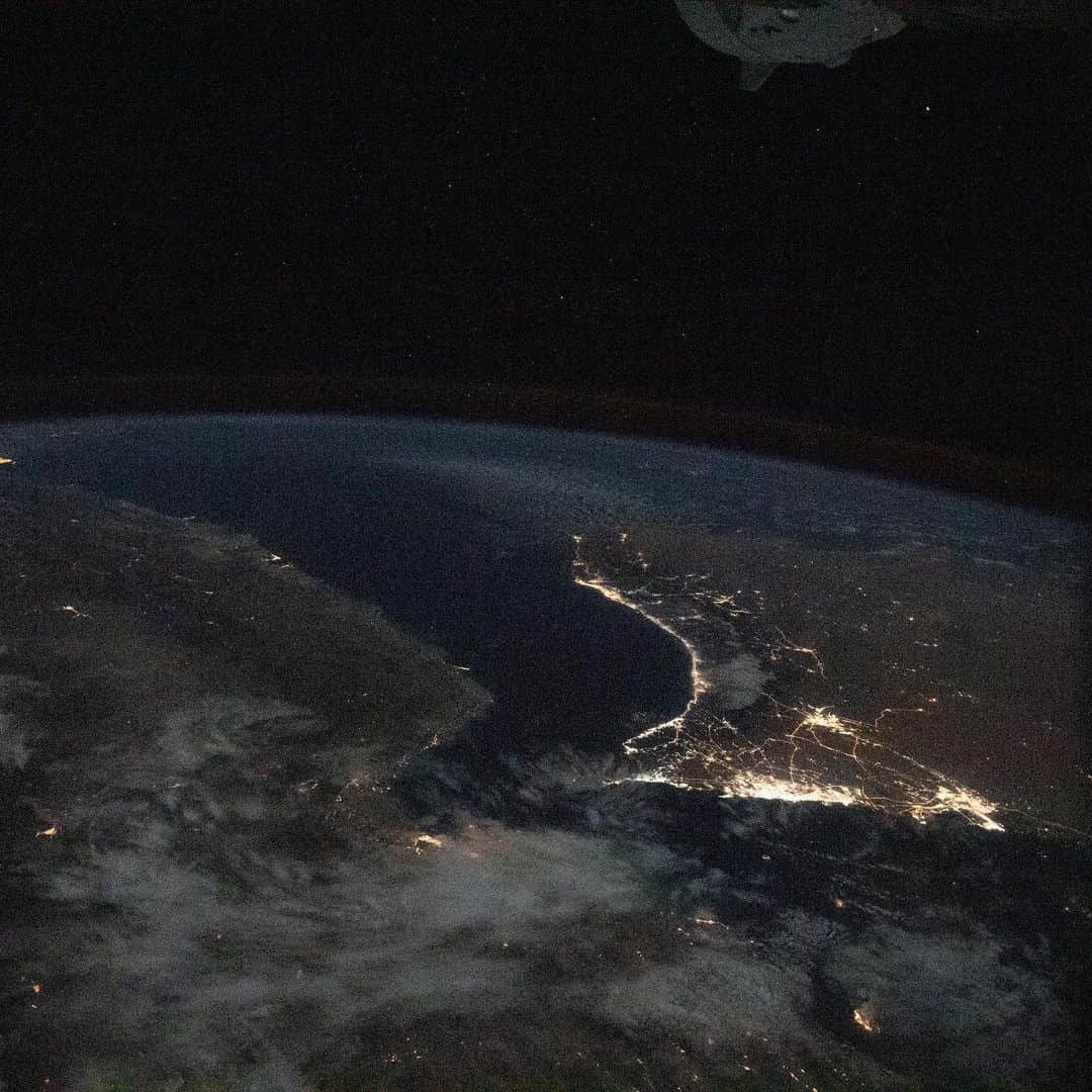 国際宇宙ステーションさんのインスタグラム写真 - (国際宇宙ステーションInstagram)「This image from the International Space Station as it was flying 261 miles over Iran looks southeast across the Persian Gulf and the Gulf of Oman. The well-lit areas along the coast are cities located in the nations of Oman and the United Arab Emirates. #nasa #roscosmos #jaxa #esa #csa #earth #persian #gulf #oman #iran #night #uae」12月23日 8時43分 - iss