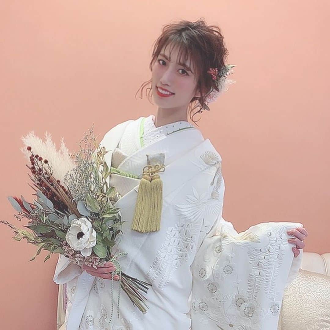 のインスタグラム：「昨日は @bridalhouseharadaya 様で ブライダル撮影をさせていただきました☺️💓 このご時世なので結婚式や披露宴も 自粛されるカップルも多くいるそうですが リモートでも大切な方に晴れ姿をお見せできるように リモートでお式が行えるそうです😢💓 ・ 会場にはご親族などの限られた方をお招きして リモートにてお友達や遠く離れた方と繋いで 離れていても同じ空間を楽しめるように たくさんの仕掛けがされてました👏🏻💕 ・ しかもこちらの式場では式の当日 リモートでの参列者の方にも 会場で出されるお食事と同じものが お家にお届けされるんだって😳💓 ・ 大切な人とはやっぱりここ！って決めた タイミングで式を挙げたいと思うから こういう形も全然ありだなー🥰✨ ・ 山口県は初めて行ったし前乗りの日に ちょこっとだけ観光しただけだけど また行きたいくらい楽しかったの🥰 遠征での撮影はこういうのも楽しみ✨ (もちろんコロナには配慮して三密は避けてます😵) ・ #リモート挙式 #リモートブライダル #和装婚 #ブライダルフォト #フォトウェディング  #和装ブライダル #和装ウェディング #ブライダル撮影 #打掛 #山口ブライダル #ドライフラワー髪飾り  #プレ花嫁 #結婚式 #フォトスタジオ #ペア撮り #ポートレート #撮影会モデル #フリーモデル #カメラマンさんと繋がりたい #ブライダルモデル #撮影依頼受付中 #関西モデル #ショートヘアアレンジ #美容師さんと繋がりたい #前撮り #模擬挙式 #模擬挙式モデル #ブライダルモデル募集 #着物モデル募集 #桂由美ドレス」