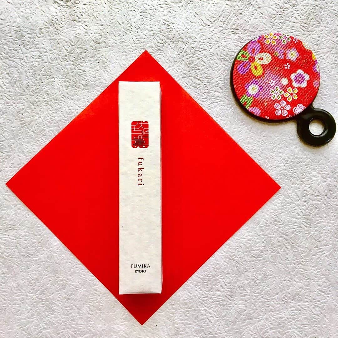 のインスタグラム：「、 、 🌸京から、肌咲く。🌸 FUMIKA30秒スキンケアセミナー 、 #fumika_kyoto46 最後は角質肥厚（かくしつひこう）タイプ このくすみは、ターンオーバー（#fumika_kyoto11）が乱れて、古い角質がはがれ落ちないで肌表面に肥厚（＊）して透明感✨が失われたグレーっぽい色のくすみです。 ＊肥厚（ひこう）とは、体の一部が太く、厚くなること。 、 体でいうと“かかと”、“ひじ”、“ひざ”が、なんか分厚くゴワゴワしてるっていう経験ありませんか？ それが角質肥厚です。 、 このタイプのくすみは、余分な角質を取り除いてあげる（ピーリングする）ことが大切です。 ただし、今までに何回もいっていますけど、ゴシゴシするのはＮＧ❗️ですからね。 、 NO.40〜NO.45まではくすみについてのお話でしたが、いかがでしたか？ 、 やっぱり透明感があってツヤ✨があるのって、気分が上がりますよね〜😆⤴⤴⤴。 、 #fumika_kyoto #スキンケア #美肌ケア #肌ケア #肌荒れ #ナチュラルコスメ #オーガニックコスメ #クレンジング #洗顔 #化粧水 #乳液 #美容液 #敏感肌 #乾燥肌 #美容 #美意識 #化粧 #ビューティー #基礎化粧品 #京野菜 #エステ #京都 #伏見 #日本酒 #kyoto #japanesecosmetics #skincareproduct」