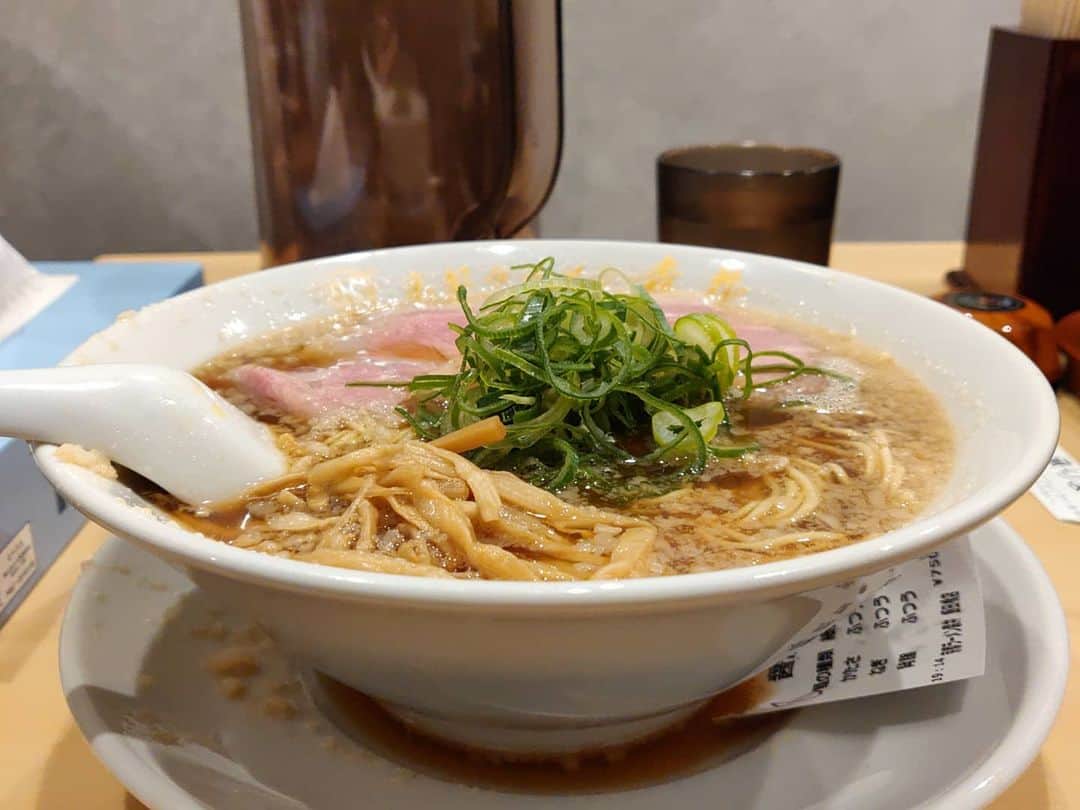 つけMen野郎のインスタグラム：「熟成醤油ラーメン 京都ラーメン森井 飯田橋店 飯田橋民なのにこんな新店が出来ているだなんて知らなかった。飯田橋の地下鉄出口出てすぐのところに、ラーメンビルが12/1に出来て、1Fに京都ラーメン森井、2Fにつけ麺まぜそば大やま、3Fに大辛にんにく赤い虎の3店舗がオープン。とりあえず1回、1Fに行っとけと、京都ラーメンへ。 ねぎや背脂の量を選べたけど、全普通で。鶏ベースのスープは程よい出汁加減から、一味のピリッとした辛味が仄かに後に残る。背脂のコクも乗っている。背脂多めでも良かったくらい。久しぶりに京都背脂醤油系食べたなぁ。」