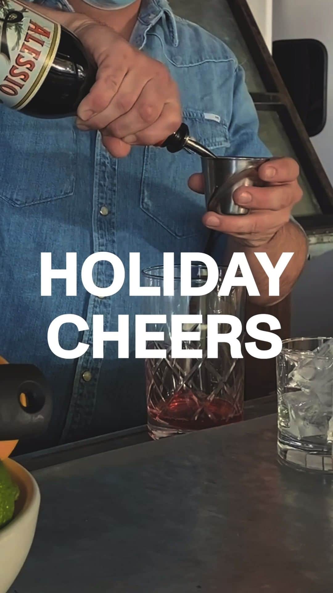 のインスタグラム：「Holiday cheers. 🥃  Our friends at Los Angeles restaurant @OsteriaLaBuca show us how to make the perfect Negroni, a classic Italian cocktail that’s our choice drink for the holidays.   WHAT YOU'LL NEED - Campari - Sweet Vermouth - Dry Gin - Orange Peel - Measuring Cup - Stir Stick - Strainer - Glass - Ice  *L.A. locals: You can order the ingredients to make the Negroni from Osteria La Buca, along with their house-made pasta, ricotta, pizza dough, tiramisu and more.*」