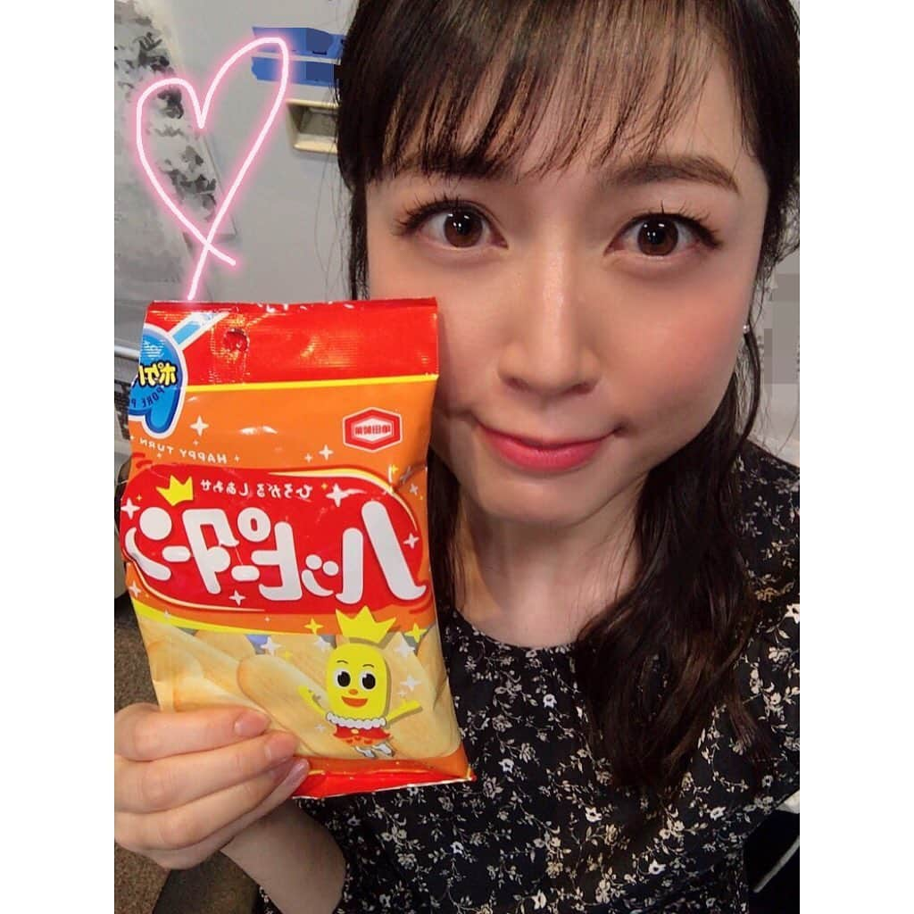 寺田ちひろのインスタグラム：「💕12月23日💕﻿ ﻿ 本日、33歳になりました☺️﻿ ﻿ ﻿ 昨夜は『日テレNEWS24』の泊まり勤務だったのですが、日付けが変わる瞬間はハッピーターンを食べていました✨﻿ ﻿ 平和なお誕生日です🤣💕﻿ ﻿ "ひろがるしあわせ"﻿ ﻿ いいですね💕﻿ ﻿ ﻿ 大好きなお仕事ができていること、﻿ みなさんに応援してもらえていること、﻿ 大切な家族や友人がいてくれること、﻿ たくさんの幸せに感謝です✨﻿ ﻿ 少しでもこの気持ちをお返しできるように、﻿ お仕事頑張ります！！﻿ ﻿ ﻿ みなさま💐 いつも応援してくださって、﻿ 本当にありがとうございます！！﻿ ﻿ そして、 これからもよろしくお願い致します✨  素敵なクリスマスをお過ごしくださいね〜🥰🎄﻿ ﻿ ﻿ #12月23日 #誕生日 #ハッピーターン #ハッピーパウダー #好き #日テレnews24 #n24 #夜勤明け #今から眠るよ #おやすみなさい #フリーアナウンサー #気象予報士 #セントフォース #寺田ちひろ」