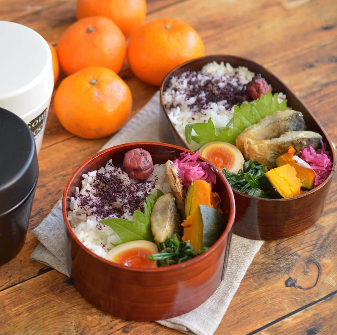 yukiyoのインスタグラム：「2020.12.23* ・ 今日のお弁当 ・ ゆかり、梅干しごはん 味玉 塩鯖揚げ焼き ほうれん草おひたし 紫キャベツマリネ 塩茹でかぼちゃ ・ みかん1人3個 お湯を入れるお味噌汁 ・ ・ 水曜日、折り返し 頑張ろう ・ ・ #明日はイブじゃないの #今年もノープラン #夕飯は鍋？ ・ #お弁当 #obento #bento #lunch #lunchbox #onthetable #japanesefood #暮らし #曲げわっぱ #lin_stagrammer #ロカリ #おうちごはんLover #マカロニメイト #IGersJP」