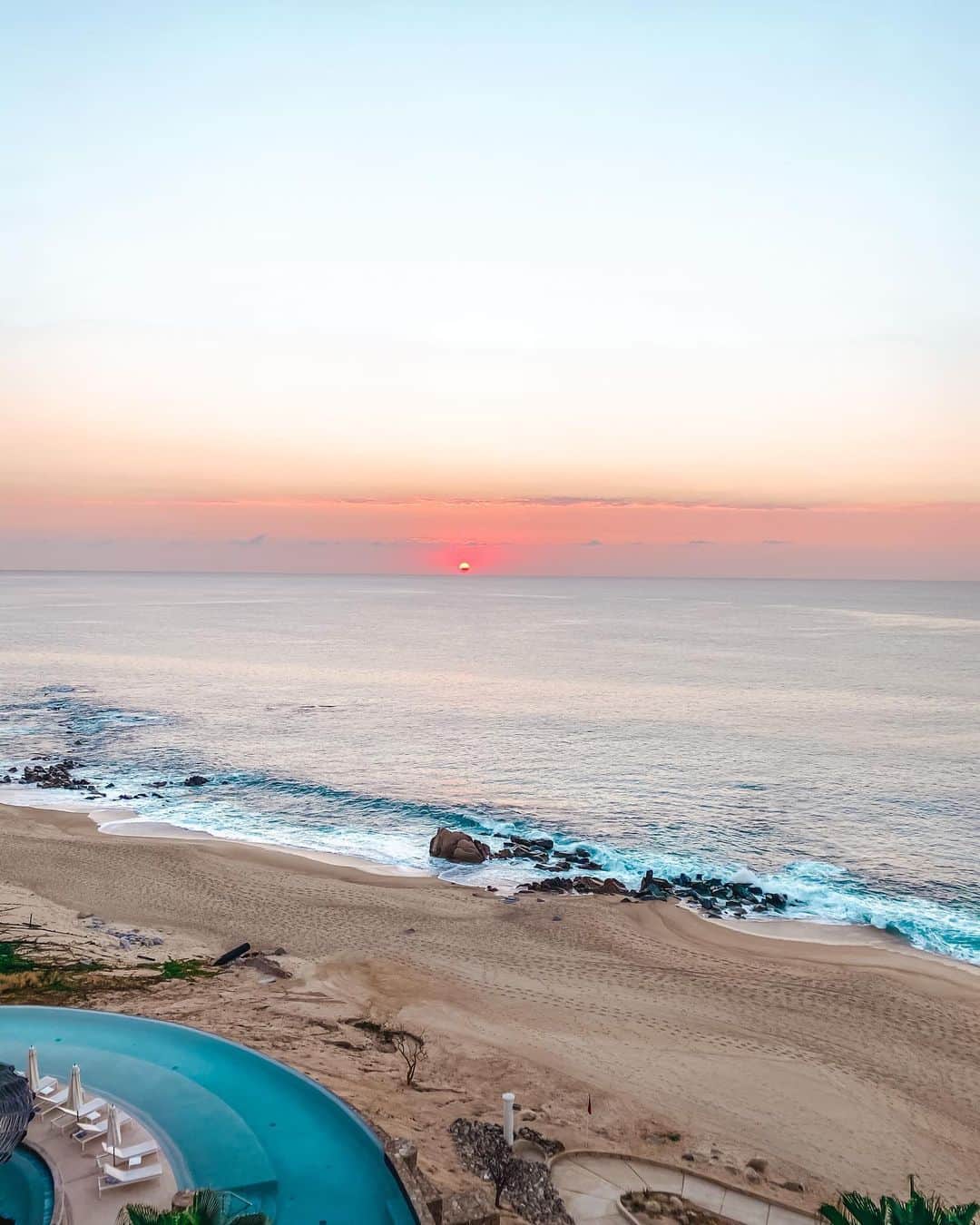 Earth Picsさんのインスタグラム写真 - (Earth PicsInstagram)「Celebrate New Years in Los Cabos @hiltonloscabos  . 5 reasons why @hiltonloscabos is the safest hotel to stay in Los Cabos Mexico 🇲🇽  .  1)Hilton created their CleanStay program which builds on their already rigorous cleaning standards to provide complete peace of mind when you stay at any of Hilton’s 18 brands.  2)In accordance with CDC and WHO guidelines, they are requiring face coverings in all indoor public areas of all hotels throughout the U.S., the Caribbean and Latin America, for guests and Team Members.  3)Changes to hotel dining - include contactless delivery by providing designated pick-up spots, spacing tables and chairs to promote social distancing, and Grab & Go, pre-plated and individually portioned options as alternatives to open breakfast and buffet service.  4)Guests will find disinfecting stations with wipes and hand sanitizer available throughout their properties  5) Team members have received an extensive orientation on new procedures and protocols. Team members are required to perform self-screenings at home and a contactless temperature check at the Team Member entrance before beginning work. During their shifts, Team Members are encouraged to wash hands/disinfect frequently, maintain physical distancing, and limit in-person interactions. Face masks are required for team members at all times while in guest-facing areas. #safetotravel #travelsafe #earthpix」12月23日 8時53分 - earthpix