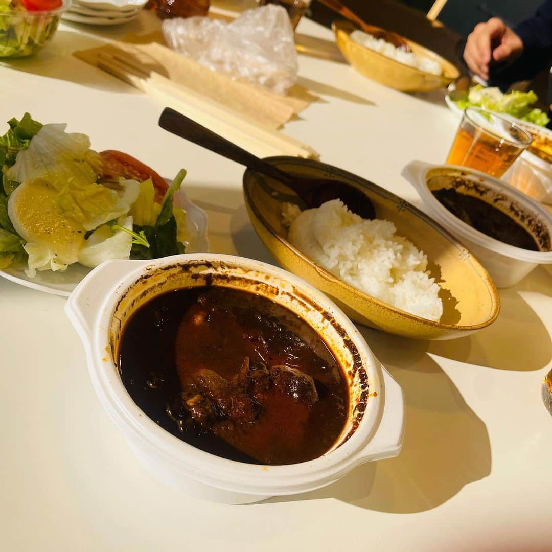 のインスタグラム：「おはよ♪ 昨日はmusic for livingさんで久々ランチ🌈 めっちゃおいしいカレーをいただきました🍛 からの、晩御飯もまさかのカレー。 どんだけ好きやねん！ 今日はJ:comつながるニュース！ みなさまぜひ地域外の方はど・ろーかるのアプリ入れて中野、港区、新宿、杉並、世田谷、調布で登録してみてねー！3番組、毎週水曜日と木曜日、やってるよ！ 今日も素敵な1日になりますよーに！」