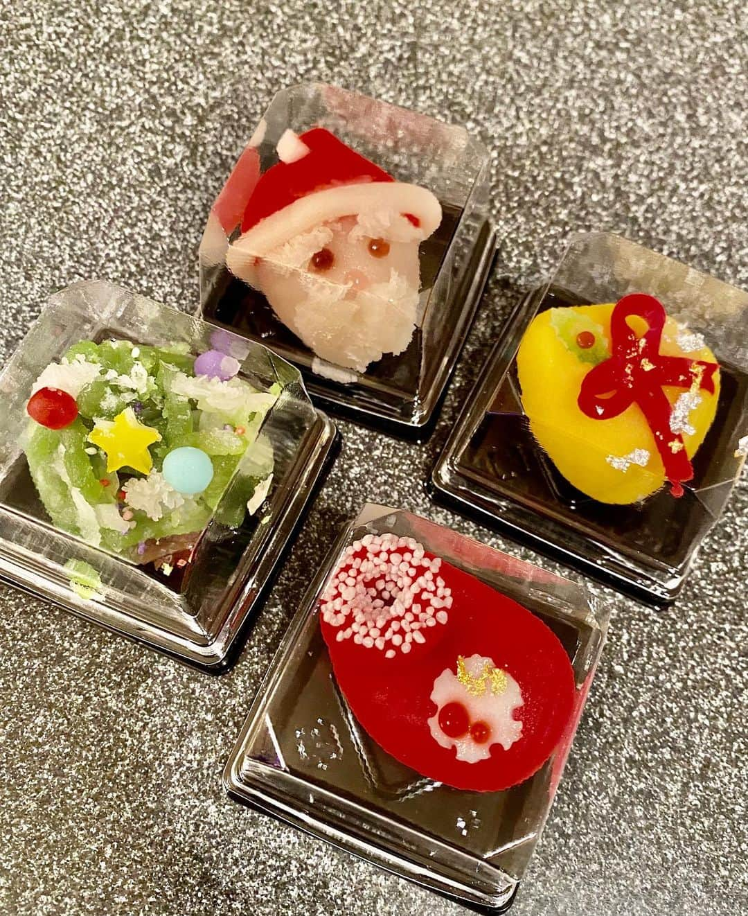 紫吹淳さんのインスタグラム写真 - (紫吹淳Instagram)「クリスマス和菓子を頂きました〜。可愛い❣️ 有難うございます。初めてみましたわー。」12月23日 8時56分 - jun_shibuki_official