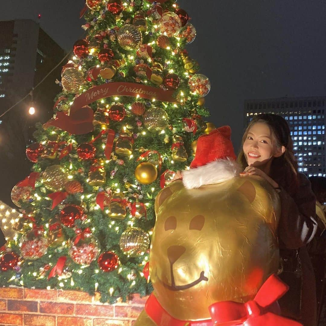 吉岡久美子さんのインスタグラム写真 - (吉岡久美子Instagram)「、 クリスマスイブイブ🎅🎄 、 ぶじにここまでこれたことに 感謝しつつ、気合いをいれまくって 明日のクリスマスイブのライブは 誰よりも楽しもうという気持ちです☺️✨ 、 誕生日当日にメンバーとみんなで ステージで歌って踊ってコントできるなんて なによりの誕生日プレゼントを 神様にもらった気分です😭🎁❤️ 、 会いに来てくださる皆様 十分にあったかくしてきてくださいね！ 、 そしてもちろん配信ライブもあるので オンラインよしもとから 1500円でどこからでも(アーカイブは4日間も) 観てもらえますのでぜひっ🥺✨ 、 、 よっしゃー！！！ 、 、 、 #つぼみ大革命 #つぼみ #吉本 #よしもと #アイドル #idol #大阪 #東京 #神戸 #ライブ #instagood #いいね #フォローミー #配信 #配信ライブ #イルミネーション #クリスマス #イブイブ #クリスマスイブ #ツリー #クリスマスマーケット #クリスマスマーケット日比谷」12月23日 8時56分 - kuunyaaan