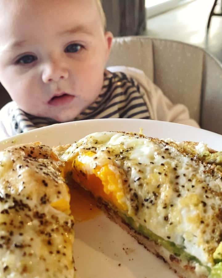 ヒラリー・ローダのインスタグラム：「Soon I’ll be making these for both of us my little cub... 🥑👀💘」