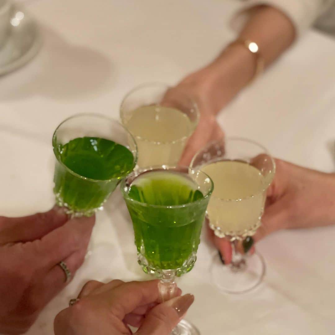 大塚良子のインスタグラム：「東京帰ってきたらドンチッチョも行かなきゃね♫久々のメンバーとも会えて話止まらず、しっかり〆の自家製レモンチェロから梅酒まで頂きご満悦な夜✨  12月22日から風の時代に入るんだよ〜って話でも盛り上がり精神性やこれからの時代について興味深かった。  ◇前菜盛り合わせ ◇イワシとウイキョウカサレッチェ（大人気メニュー） ◇黒トリュフリゾット ◇宮崎牛のイチボ ◇ピスタチオのティラミスとカンノーリ  どれも美味しゅうございました✨ 石川さんありがとうございました😊 帰国までにもう一回行きたいなあ💕」