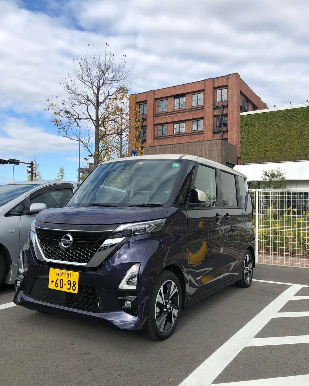 関口未来さんのインスタグラム写真 - (関口未来Instagram)「ペーパードライバー克服の運転をみてください🤣❤️  運転前に沢山の機能をチェック❣️ 軽自動車は安全性が確保できないとよく言われますが、もうそれは昔の話なんだなぁ、広さは勿論安全機能も充実しています‼️  まず運転席からの視界がとにかく広くて見やすい！これって初心者ドライバーには大切✌️  視界が広いおかげで自信を持って運転している姿、伝わるかな❓  困ったときのアラウンドビューモニターがあるので、車庫だし、狭い駐車場も助けてくれる😍  踏み間違い衝突防止アシスト・インテリジェントエマージェンシーブレーキ・前方衝突予測警報・そして万が一のときも後席にもエアバッグがあります⚠️  広さや先進技術に加えて、安全機能も最新、運転が苦手なママにもおすすめです👼 モニターの依頼を受けて、三連休、日産ルークスをお試しさせていただきました☺️  #日産 #日産ルークス #軽自動車 #ペーパードライバー #たまごクラブ #pr @tamahiyoinsta  #ママ #男の子ママ #ママと繋がりたい  #男の子ママと繋がりたい  #プレママさんと繋がりたい  #ベビスタグラム #運転練習中  #ルークス #みなとみらい #横浜 #カハラ #横浜ドライブ #カハラホテル横浜  #生後9ヶ月  #ワンオペ育児  #ワンオペ #フォロワー募集 #たまひよメイト #サンキュ公式インスタグラマー  #読モ #読者モデル #プロパイロットでおでかけ」12月23日 9時01分 - miki.sekiguchi_x