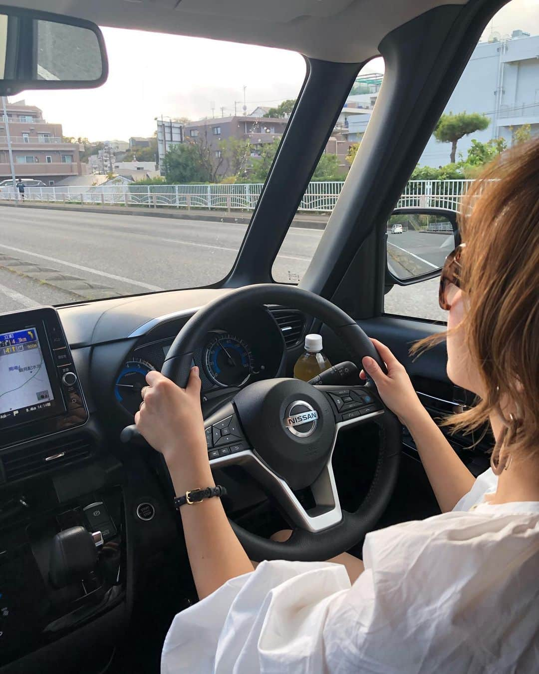 関口未来さんのインスタグラム写真 - (関口未来Instagram)「ペーパードライバー克服の運転をみてください🤣❤️  運転前に沢山の機能をチェック❣️ 軽自動車は安全性が確保できないとよく言われますが、もうそれは昔の話なんだなぁ、広さは勿論安全機能も充実しています‼️  まず運転席からの視界がとにかく広くて見やすい！これって初心者ドライバーには大切✌️  視界が広いおかげで自信を持って運転している姿、伝わるかな❓  困ったときのアラウンドビューモニターがあるので、車庫だし、狭い駐車場も助けてくれる😍  踏み間違い衝突防止アシスト・インテリジェントエマージェンシーブレーキ・前方衝突予測警報・そして万が一のときも後席にもエアバッグがあります⚠️  広さや先進技術に加えて、安全機能も最新、運転が苦手なママにもおすすめです👼 モニターの依頼を受けて、三連休、日産ルークスをお試しさせていただきました☺️  #日産 #日産ルークス #軽自動車 #ペーパードライバー #たまごクラブ #pr @tamahiyoinsta  #ママ #男の子ママ #ママと繋がりたい  #男の子ママと繋がりたい  #プレママさんと繋がりたい  #ベビスタグラム #運転練習中  #ルークス #みなとみらい #横浜 #カハラ #横浜ドライブ #カハラホテル横浜  #生後9ヶ月  #ワンオペ育児  #ワンオペ #フォロワー募集 #たまひよメイト #サンキュ公式インスタグラマー  #読モ #読者モデル #プロパイロットでおでかけ」12月23日 9時01分 - miki.sekiguchi_x