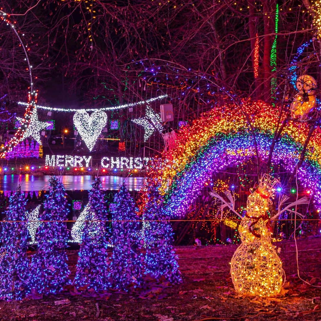 ニューヨーク・タイムズさんのインスタグラム写真 - (ニューヨーク・タイムズInstagram)「Holiday lights have gone big this year.  Around the U.S., people, forced to eschew holiday trips because of the coronavirus pandemic, are decorating their rooflines and yards with gusto as a way to bring cheer. Homeowners have spent more time and money on outside decorations than in previous years. And with few places to go, people are driving or walking to look at the lights.  “This year was completely insane. We can’t keep up with it,” said Richard Johns, the owner of Christmas Decor of New Jersey, which installs residential and commercial holiday displays. “It’s been crazy.”  Sales of string lights were up 194% in October 2020 from October 2019, according to a 1010data holiday report. Lowes reported an increased and early demand for string lights, fresh-cut trees, wreaths and greenery — and professional holiday decorators reported getting calls from new and returning customers as early as August.  In a typical year, Johns receives about 20 calls a day during the peak period, which runs from around the second week of November through the first week of December. This year, some days averaged over 100 calls, with the company still getting 20 calls a day well into December, a time when work would normally be done for the year. Even Netflix seems inspired by the moment with a new reality series, “Holiday Home Makeover with Mr. Christmas.” Tap the link in our bio to read about the lights extravaganza.  Photo by @lauramossphotography of a house in Montclair, New Jersey, decorated with 100,000 lights.  Photos by @stefanoukmar of two homes in Dyker Heights, the Brooklyn neighborhood famous for its over-the-top holiday displays.  Photo by Tony Cenicola of a light show at a home in LaGrangeville, New York.」12月23日 9時01分 - nytimes