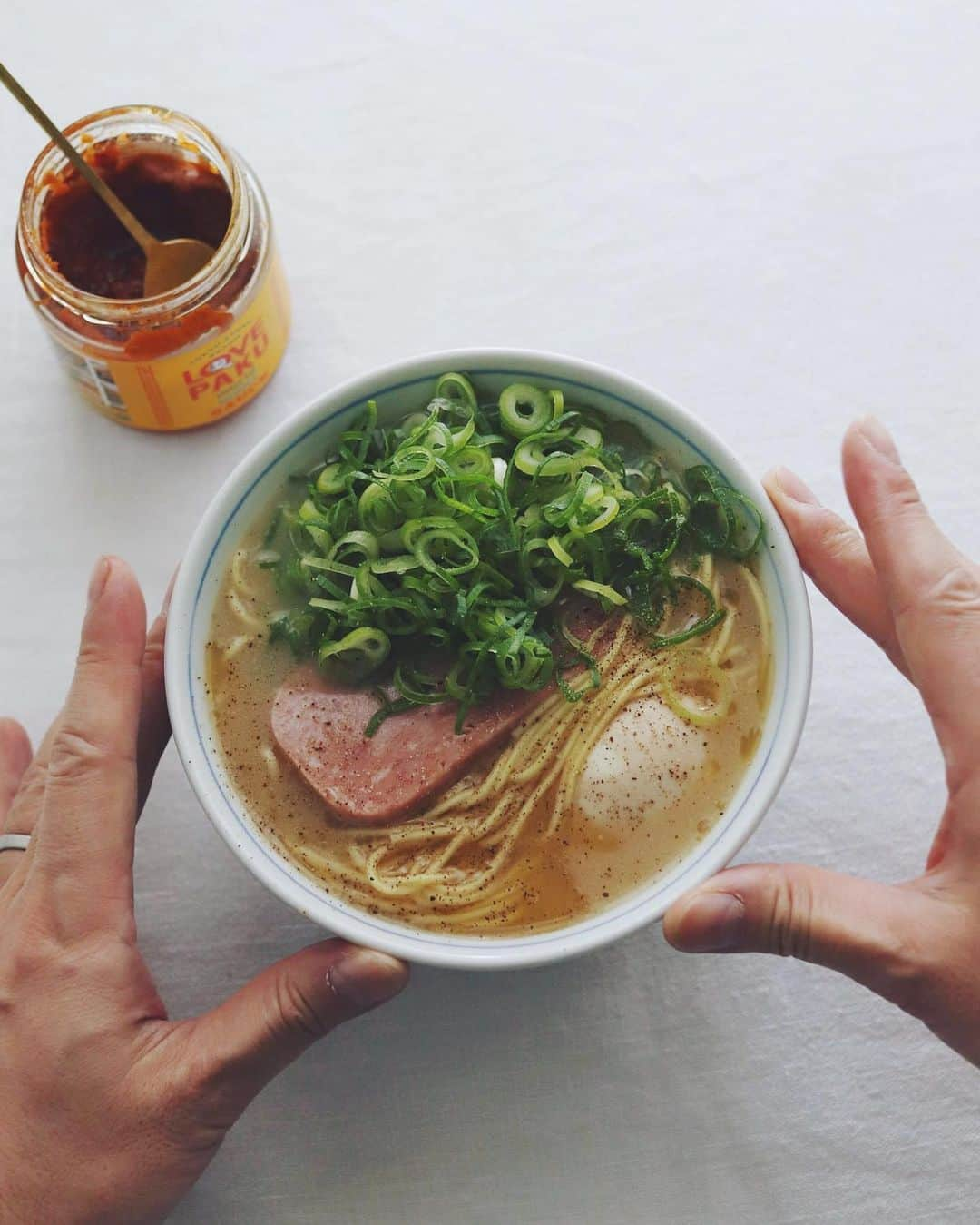 樋口正樹さんのインスタグラム写真 - (樋口正樹Instagram)「Ramen 🍜 . 冬の朝の朝ラーメン。 棒ラーメンを使って ランチョンミートと 葱と卵のトッピング。 ラブパクで後半味変。 . 今朝、あさチャンで ラブパク紹介された！ トモキさん出てたー！ 👉 @lovepakcheesauce 👉 @tomoky_take . . #年越しそば #あつあつ #ラーメン #朝ラー #朝ラーメン #家ラーメン #マルタイ #マルタイラーメン #棒ラーメン #ネギラーメン #即席麺 #拉麺 #棒ラーメンカスタマイズ #ラブパク #ラブパク食堂 #エスニック #万能調味料 #新定番 #相性抜群 #ramen #ramennoodle #noodle #lovepaku #lovepakusauce #handsinframe」12月23日 9時03分 - higuccini