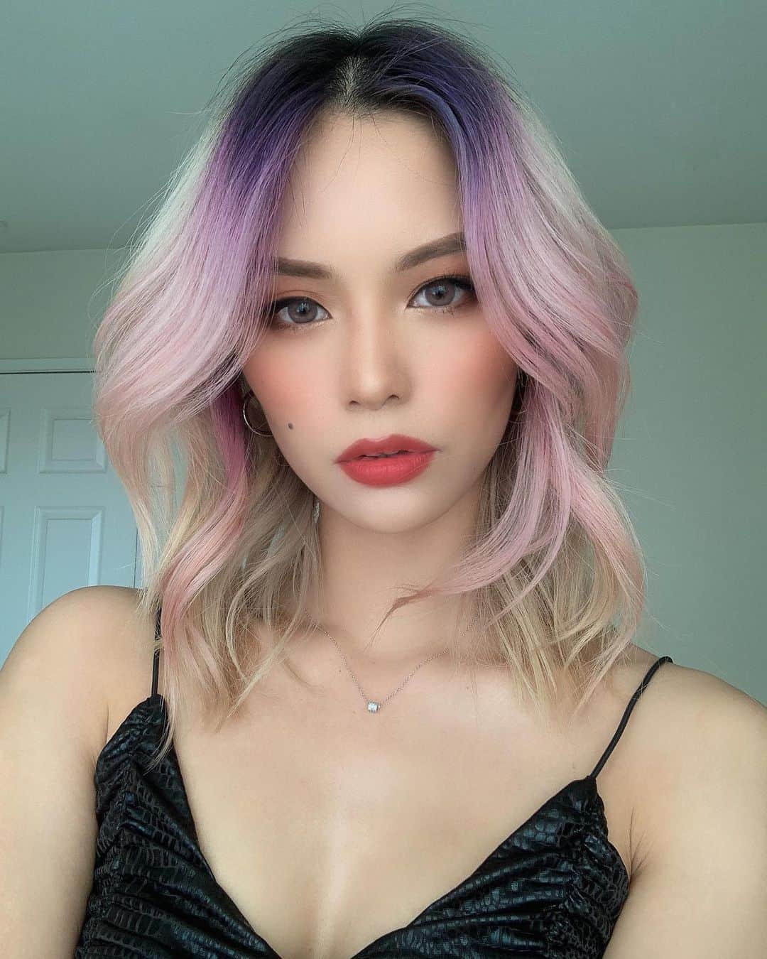Yukiさんのインスタグラム写真 - (YukiInstagram)「I’m letting my roots grow out but what color should I do next? 🤔」12月23日 9時09分 - yukibomb