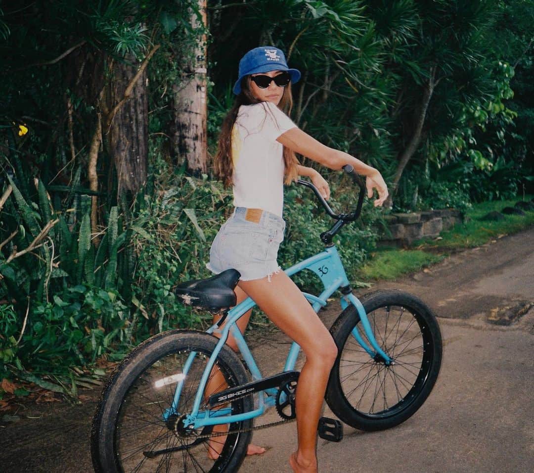 マリア・マーフィーのインスタグラム：「New tings in the cafe 🌈 @raisedbythewaveshawaii #shoplocal」