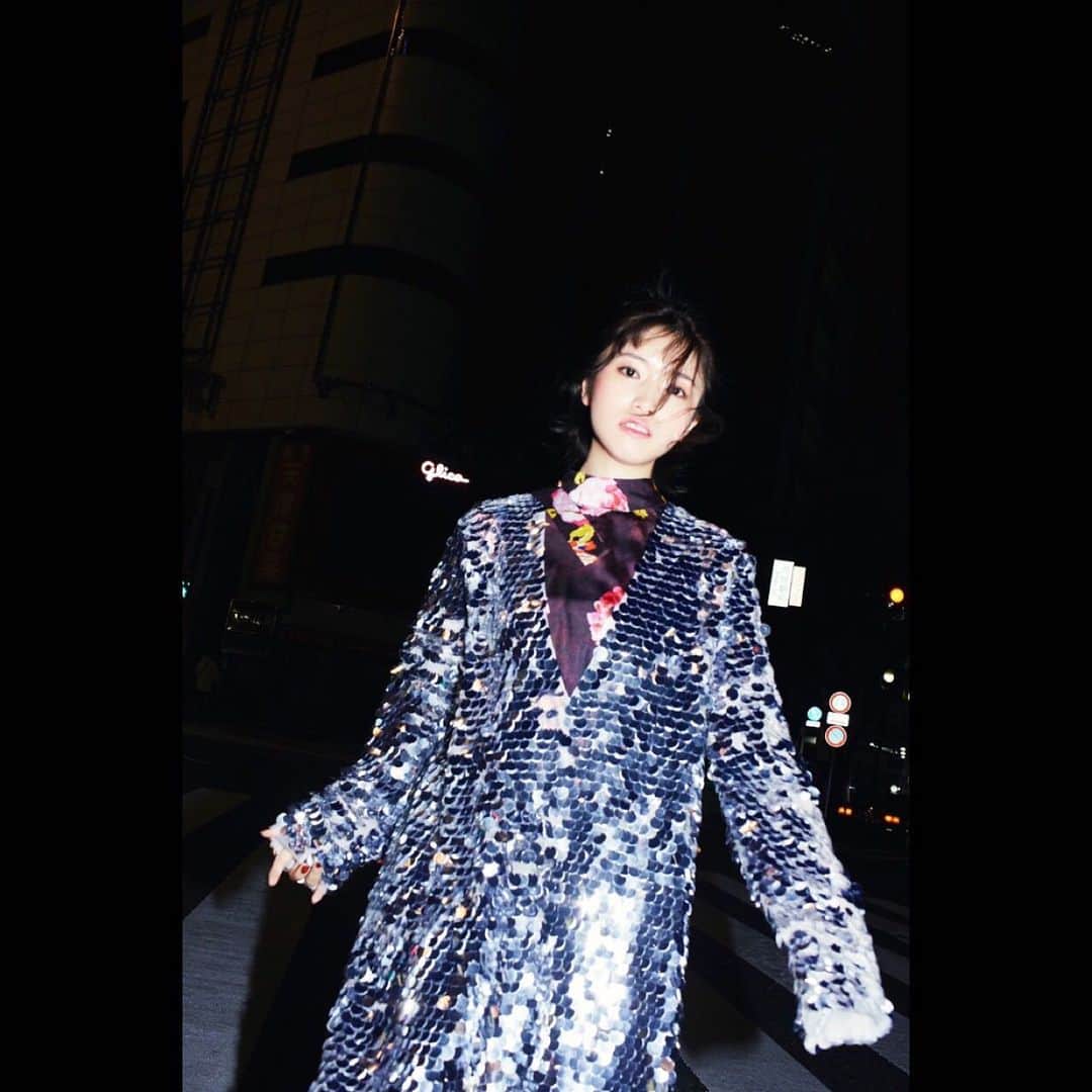 美山加恋のインスタグラム：「ギンギラギン  photo:@masataka_kougo hair:@akimi_kono make:@mihomua styling:@halna.aka」
