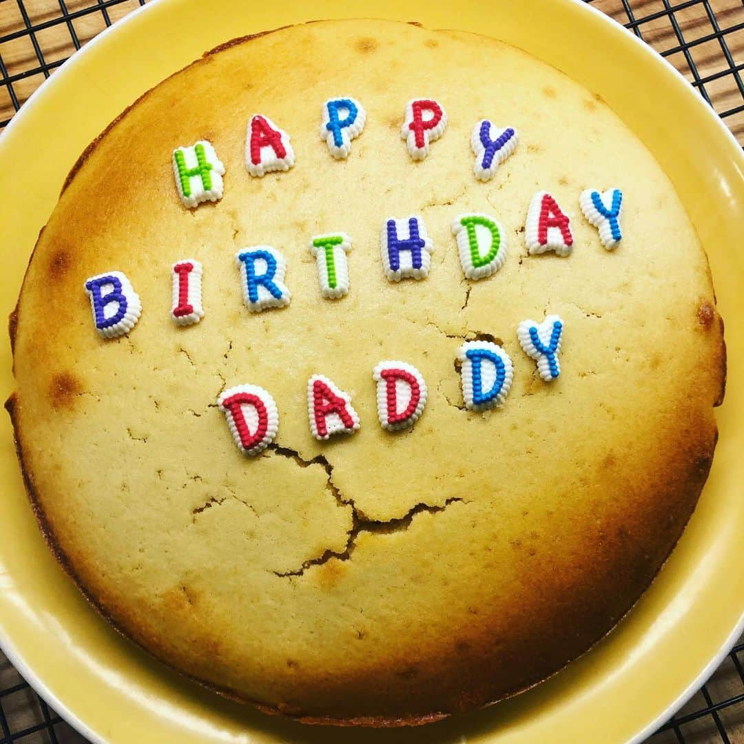 アンナ・シルクさんのインスタグラム写真 - (アンナ・シルクInstagram)「Homemade cake for Daddy! Happy birthday @sethcooperman !! We love you  so much❤️❤️❤️❤️❤️」12月23日 9時07分 - anna.silk